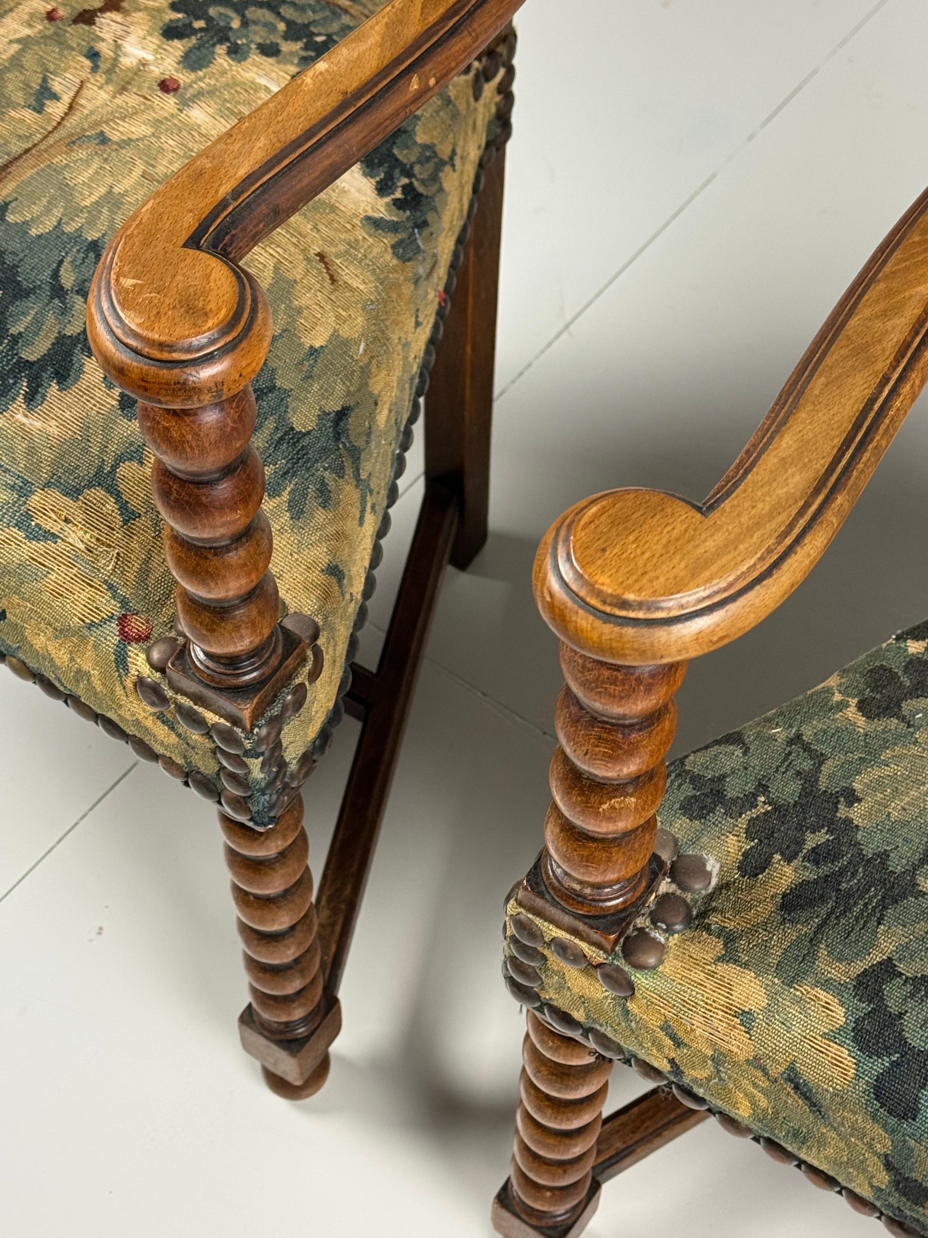 Coppia di poltrone spagnole con tappezzeria Aubusson in vendita 12
