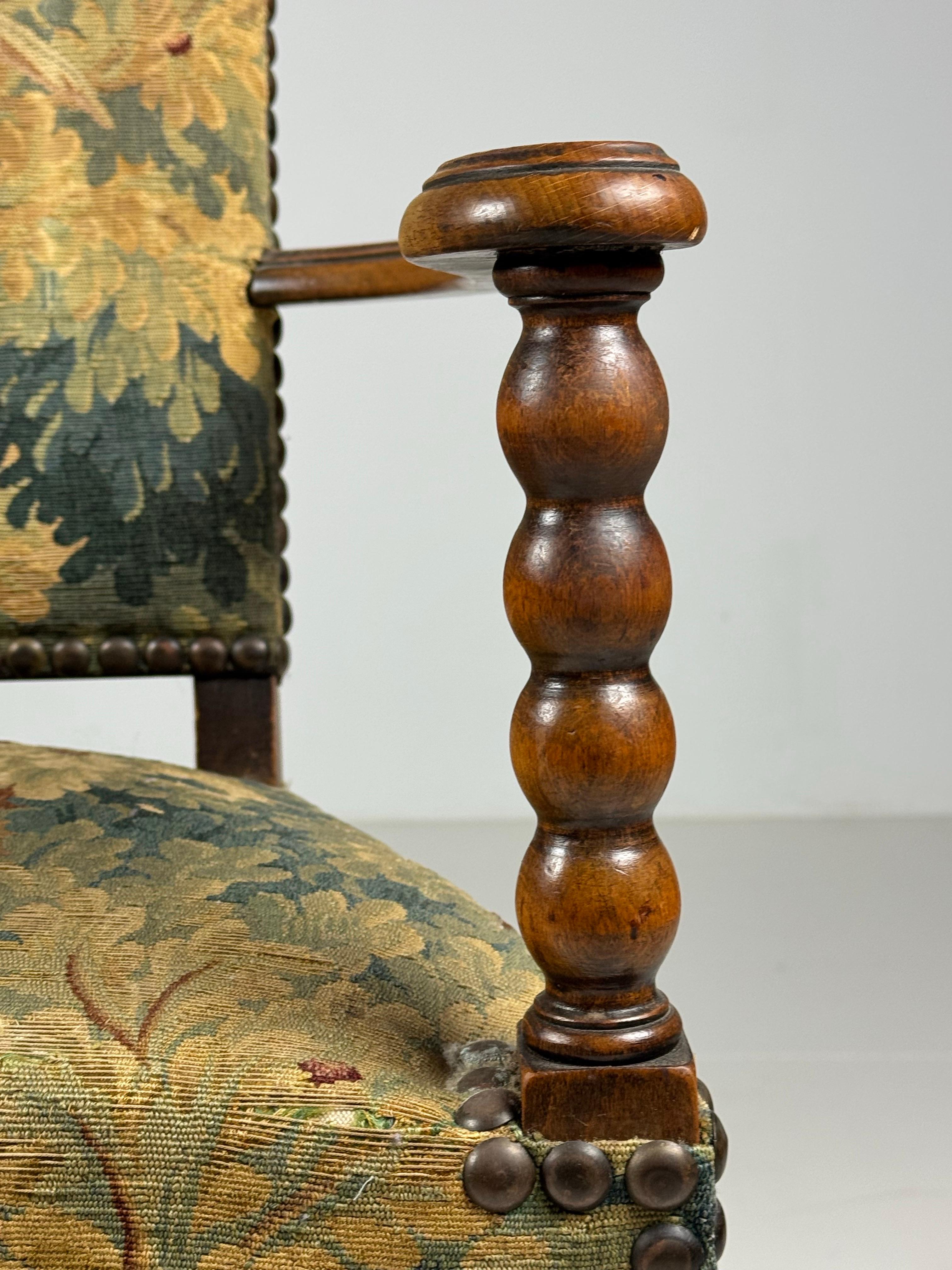 Coppia di poltrone spagnole con tappezzeria Aubusson in vendita 13