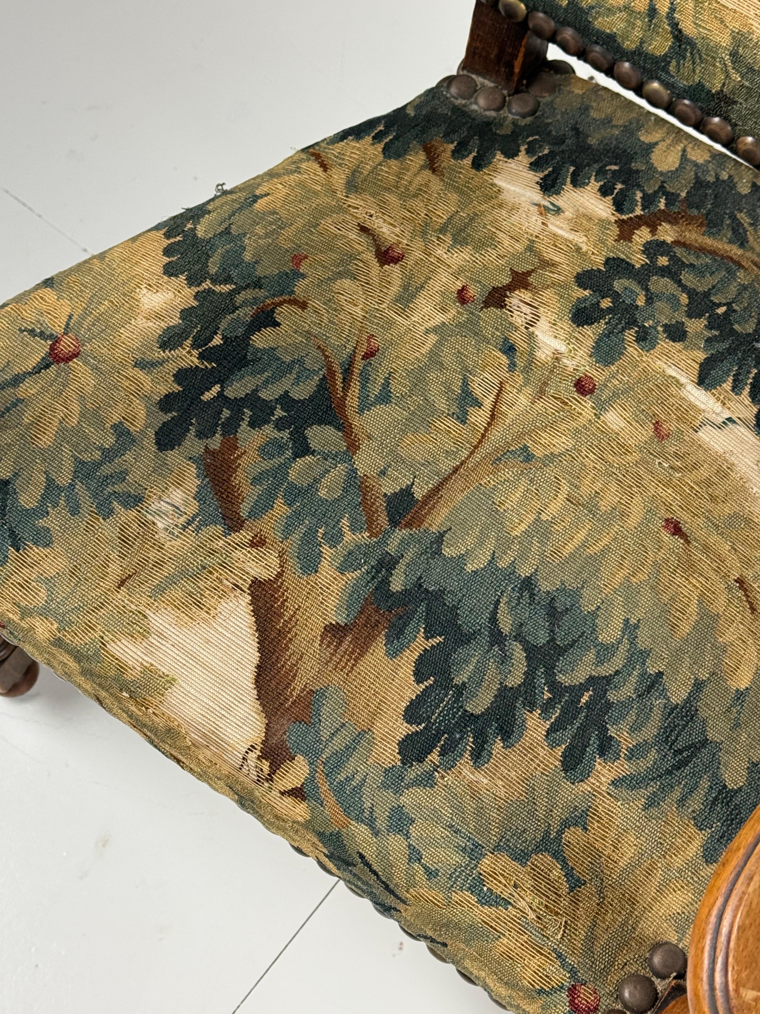 Coppia di poltrone spagnole con tappezzeria Aubusson in vendita 14
