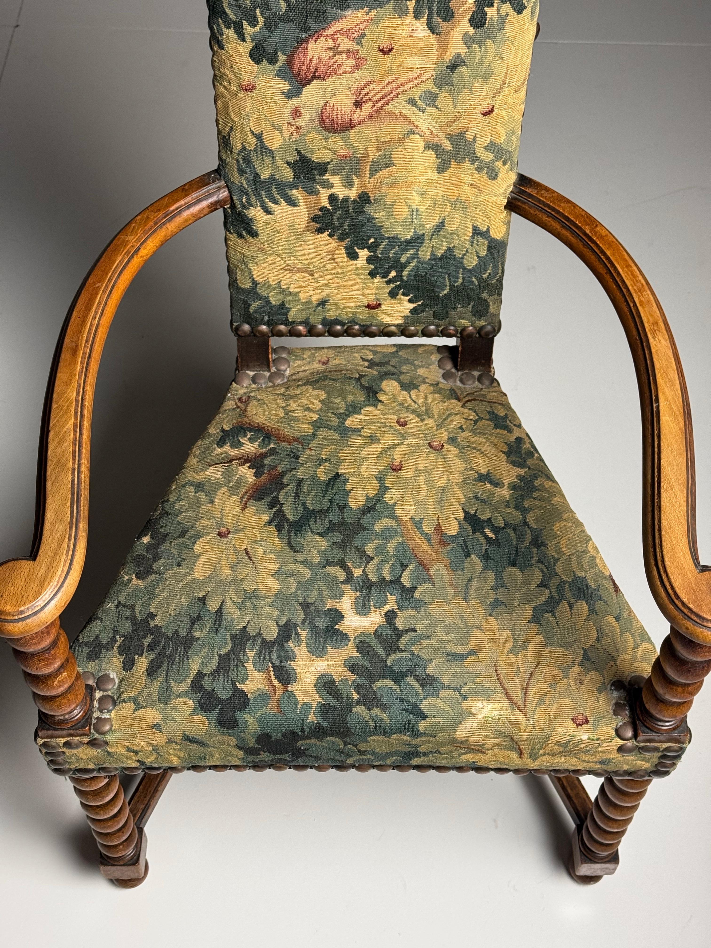 Legno Coppia di poltrone spagnole con tappezzeria Aubusson in vendita