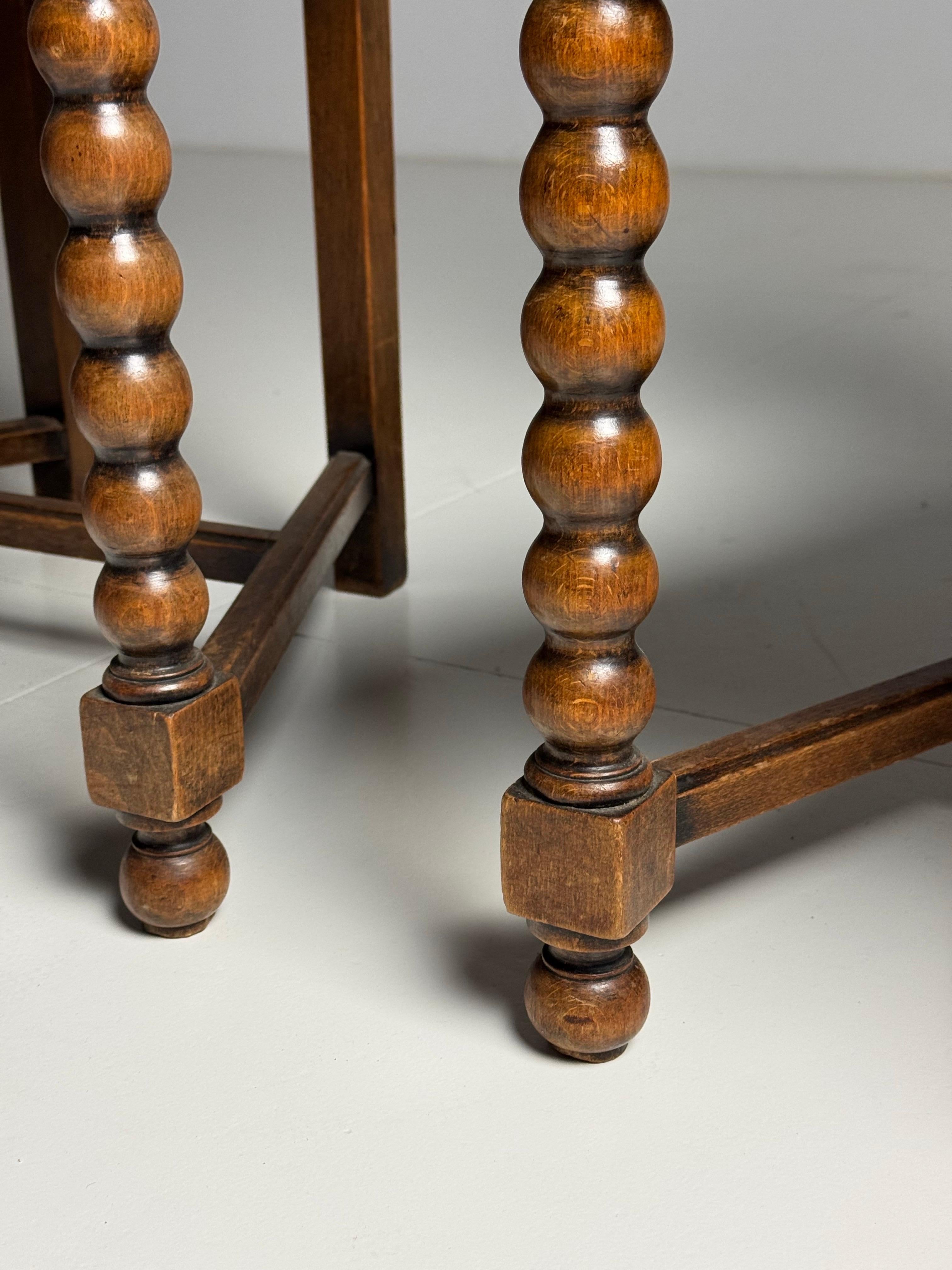 Coppia di poltrone spagnole con tappezzeria Aubusson in vendita 2