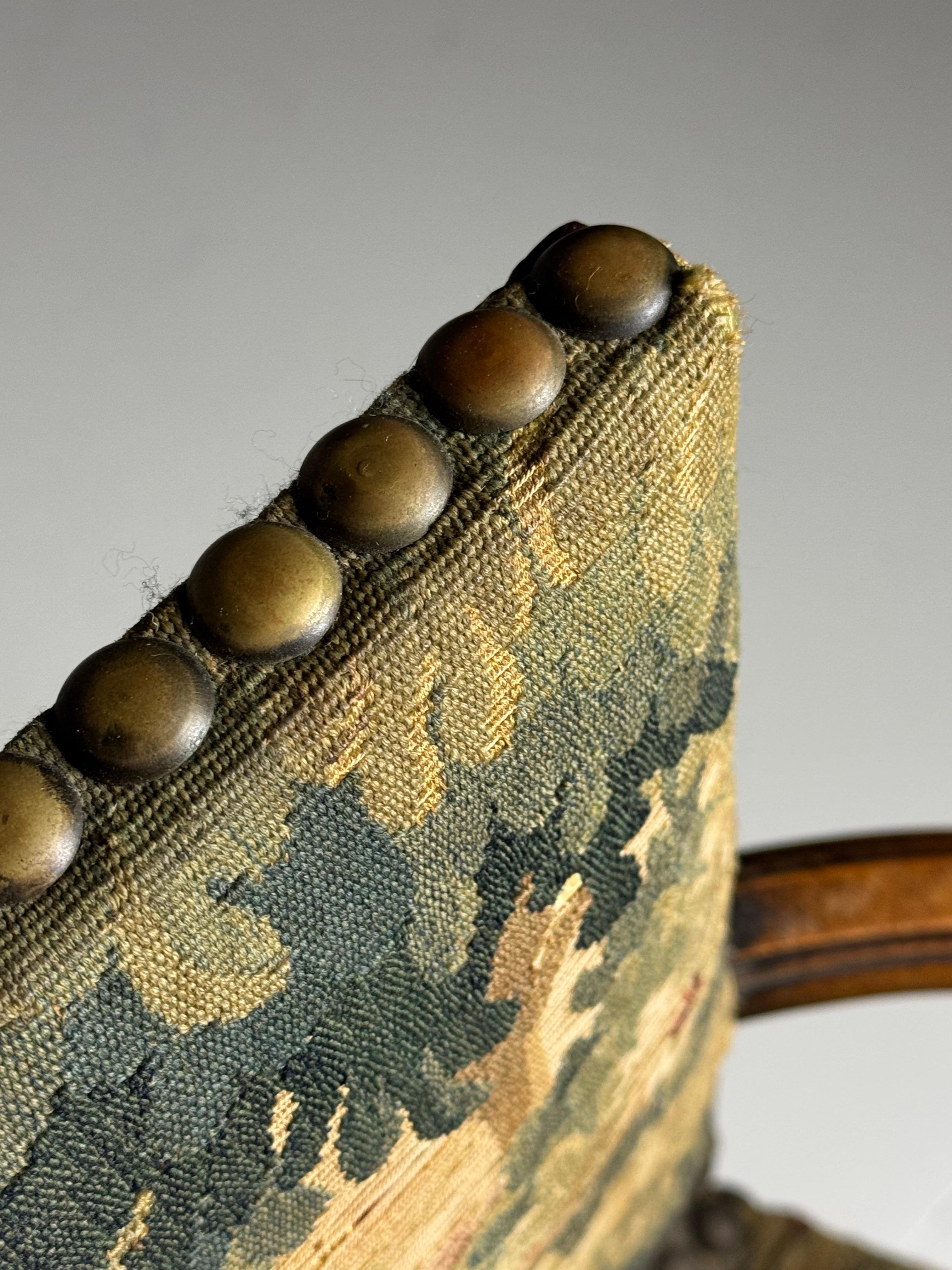 Coppia di poltrone spagnole con tappezzeria Aubusson in vendita 3
