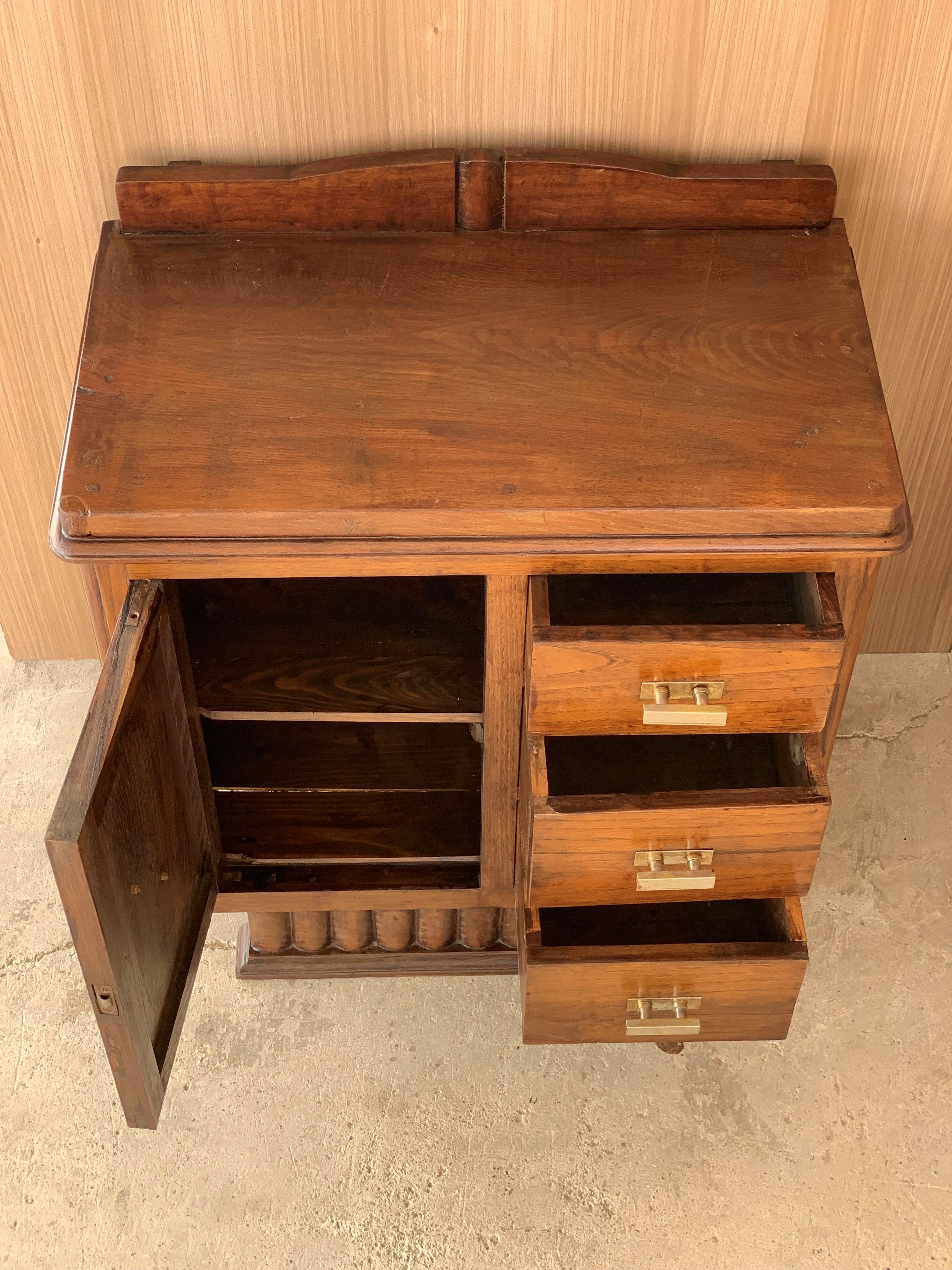 Pair of Spanish Art Deco Heavily Hand Carved Bedside Tables Nightstands, 1920s In Good Condition For Sale In Miami, FL