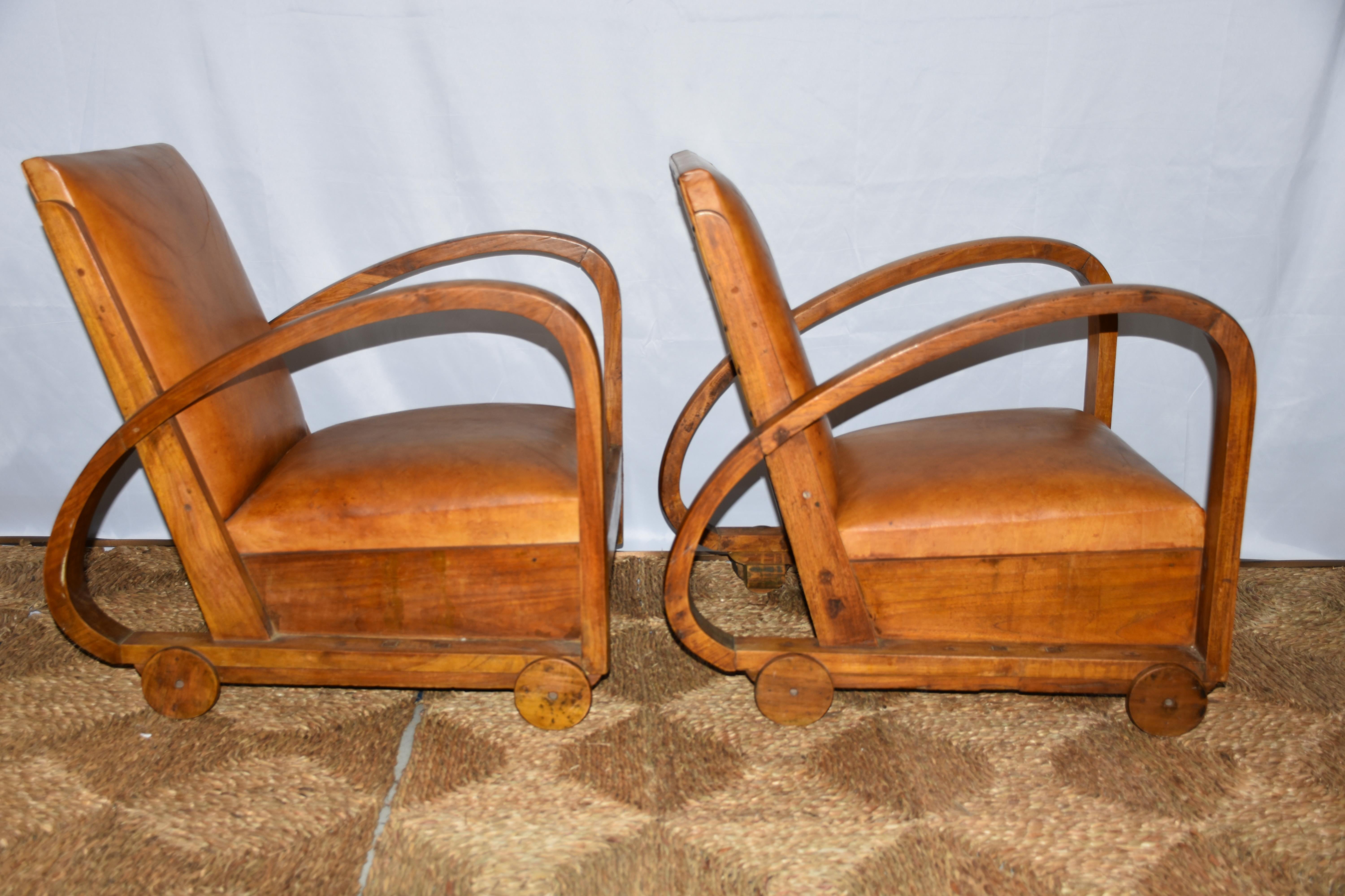 Hand-Carved Pair of Spanish Art Deco wood and leather chairs For Sale