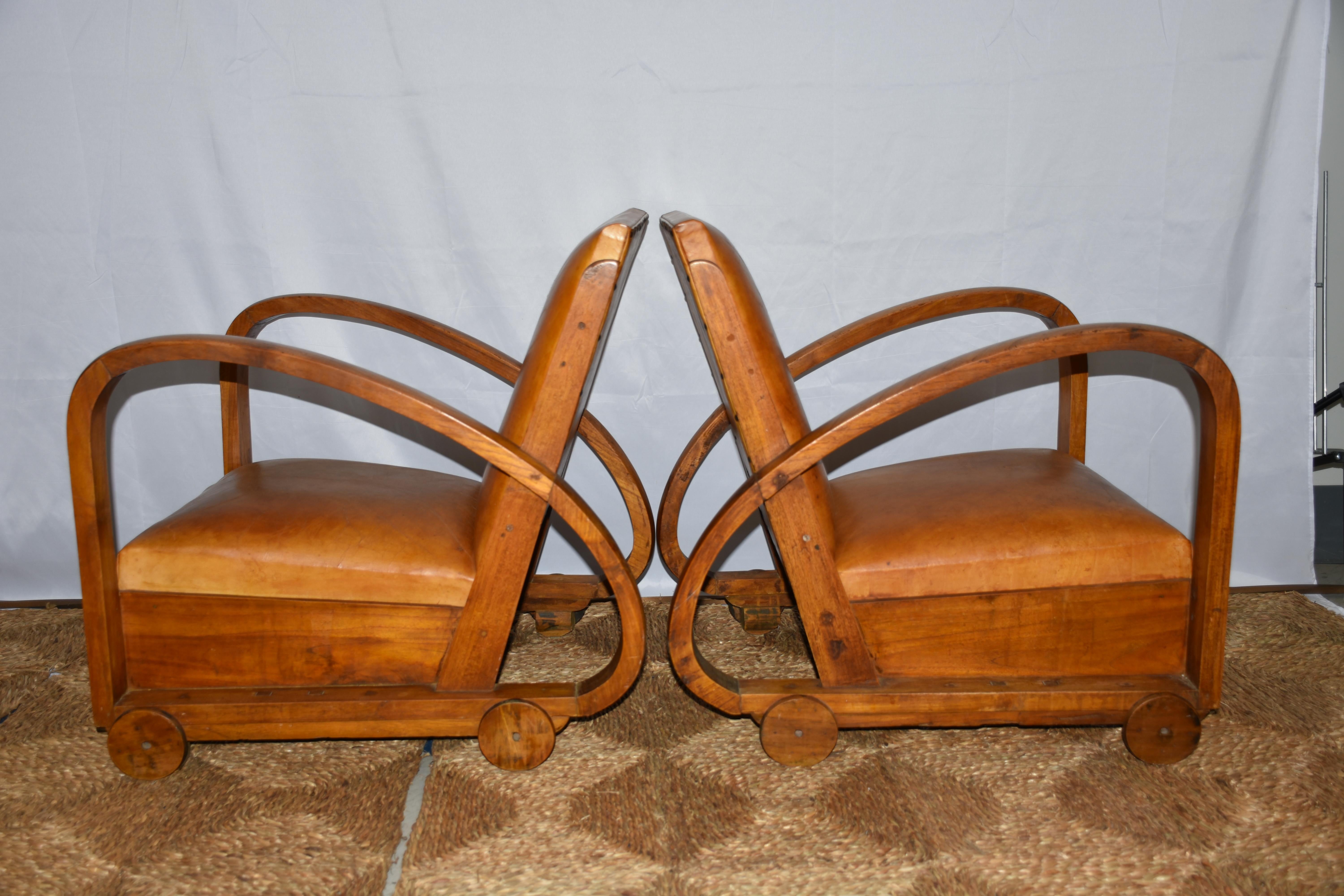 Pair of Spanish Art Deco wood and leather chairs In Good Condition For Sale In New York, NY