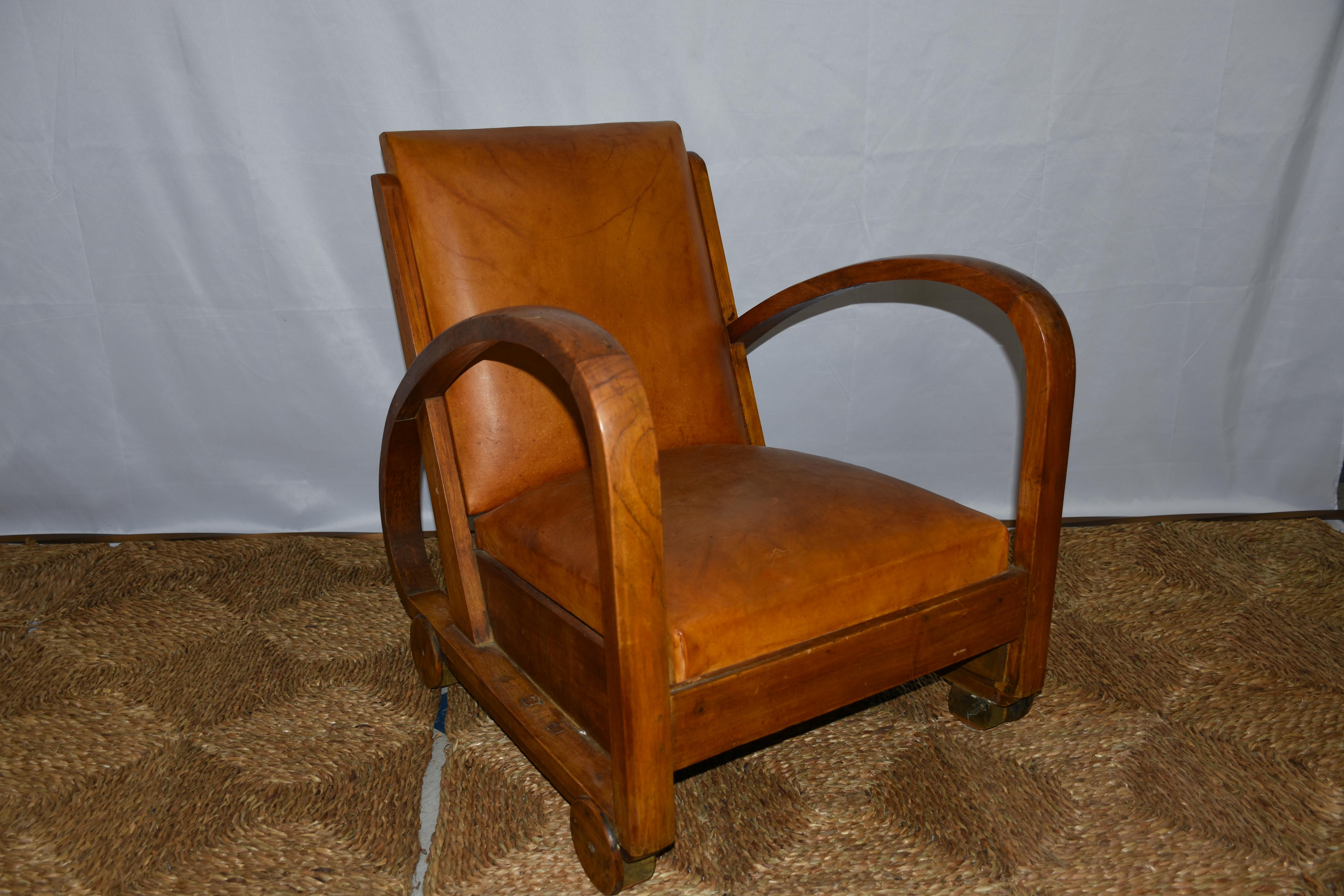 20th Century Pair of Spanish Art Deco wood and leather chairs For Sale
