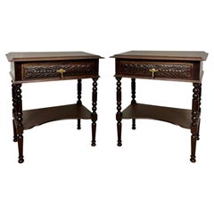 Paire de tables de chevet espagnoles avec tiroirs sculptés, années 1930