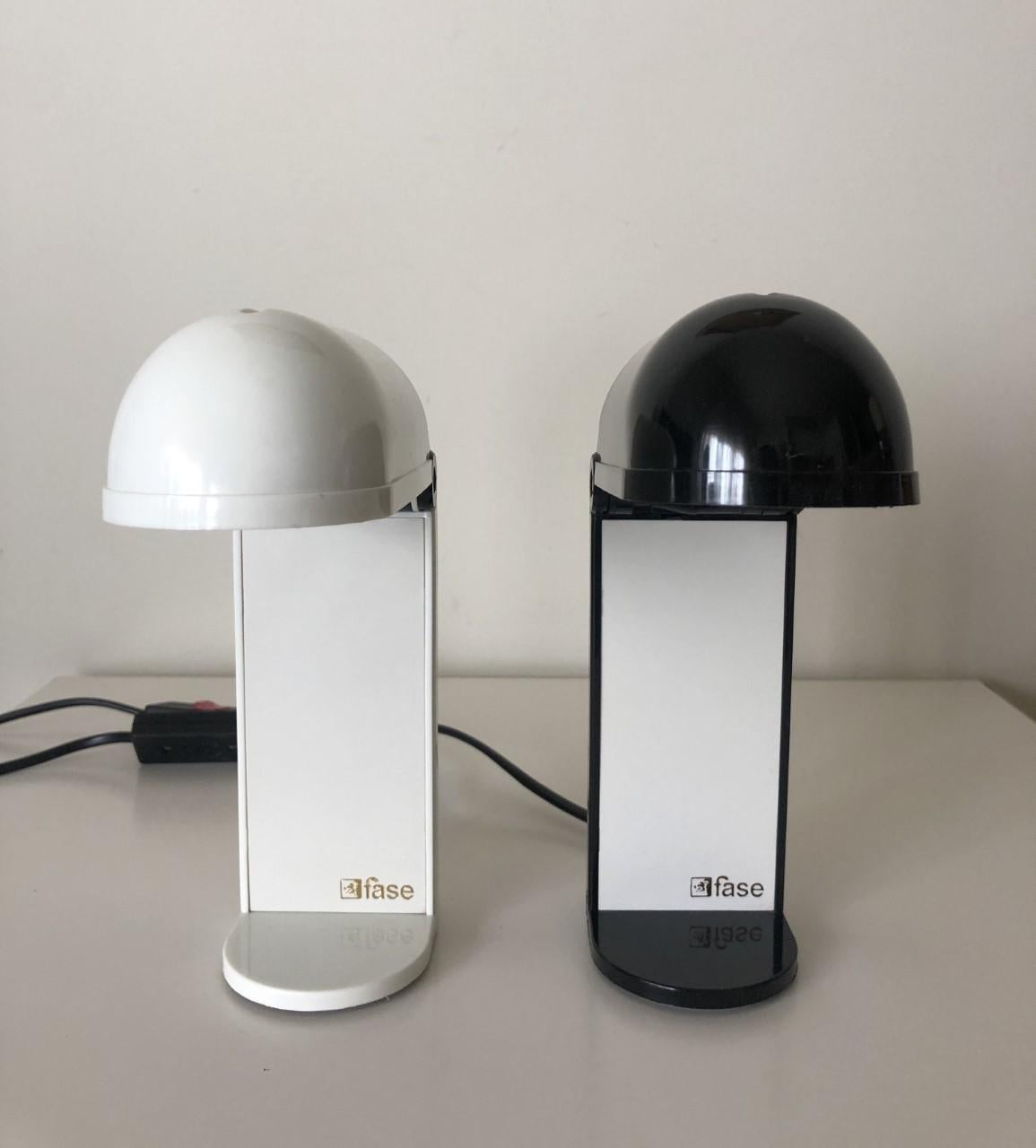 Paar spanische schwarz-weiße „Bambina“-Tischlampen von Fase, 1980er Jahre (Postmoderne) im Angebot
