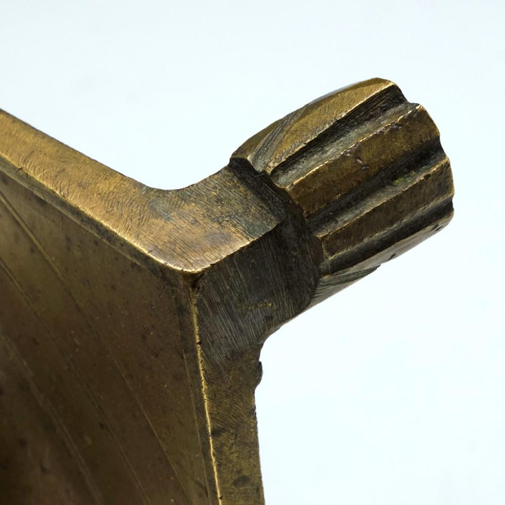 Fino al XVIII secolo Coppia di candelieri spagnoli in ottone, c1700 in vendita