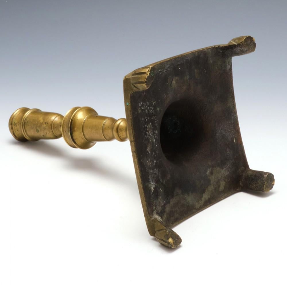 Coppia di candelieri spagnoli in ottone, c1700 in vendita 1