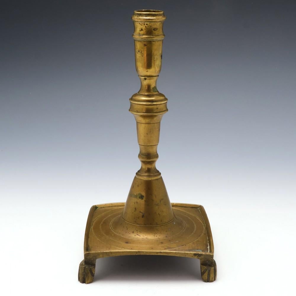 Coppia di candelieri spagnoli in ottone, c1700 in vendita 2