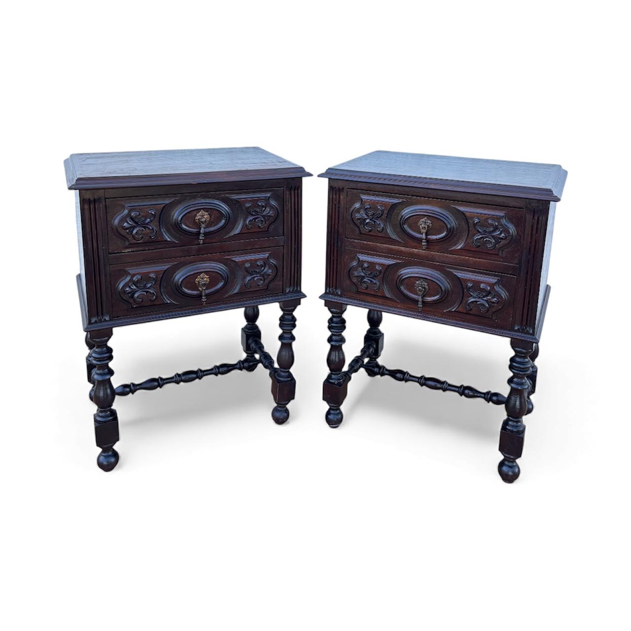 Néo-classique Paire de tables de chevet espagnoles sculptées, début du 20e siècle en vente