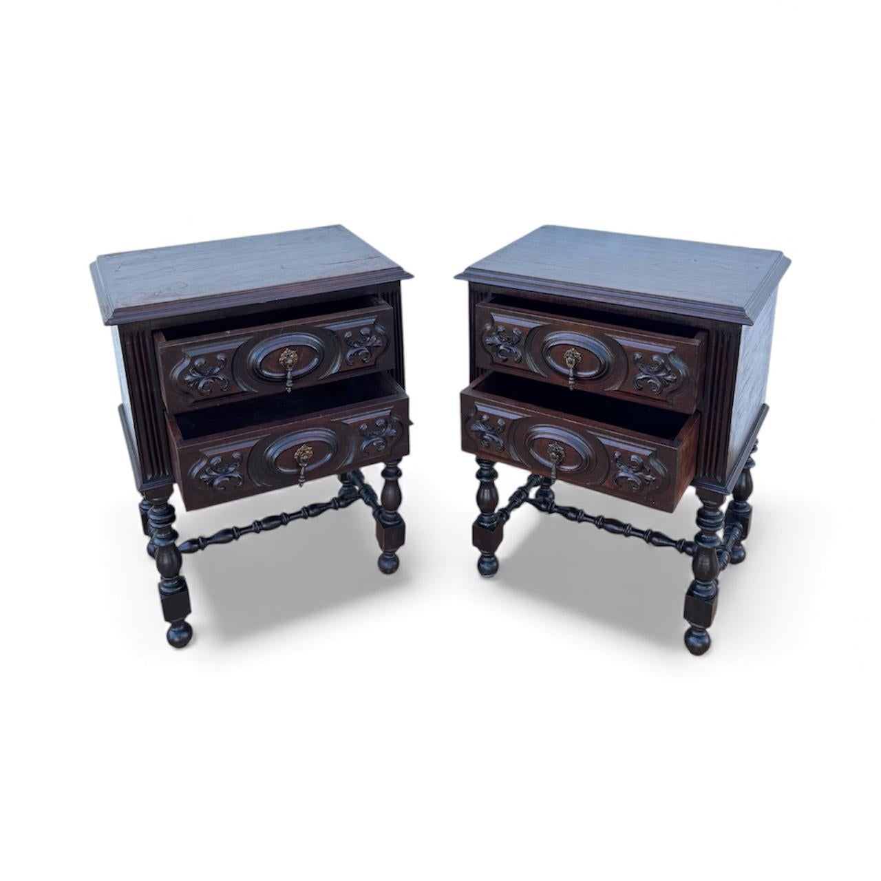 Espagnol Paire de tables de chevet espagnoles sculptées, début du 20e siècle en vente