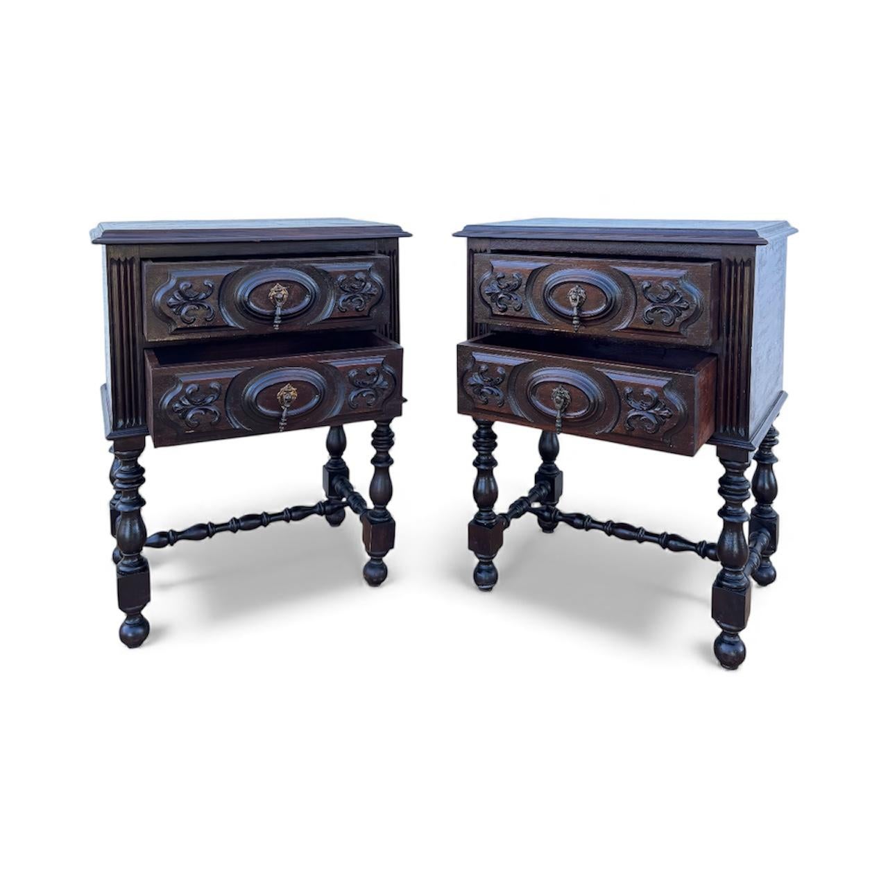 Fait main Paire de tables de chevet espagnoles sculptées, début du 20e siècle en vente