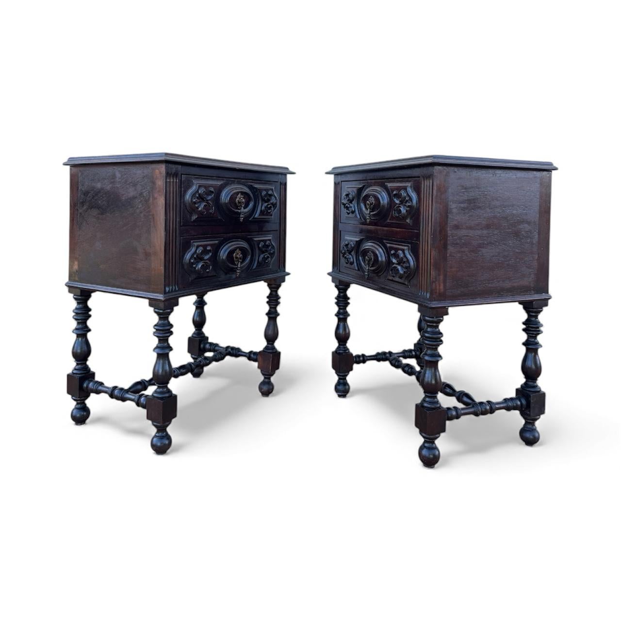 Paire de tables de chevet espagnoles sculptées, début du 20e siècle Bon état - En vente à BÉTERA, ES