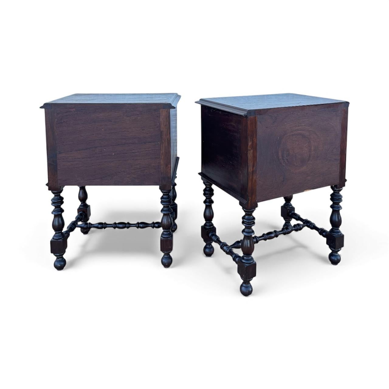 Milieu du XXe siècle Paire de tables de chevet espagnoles sculptées, début du 20e siècle en vente