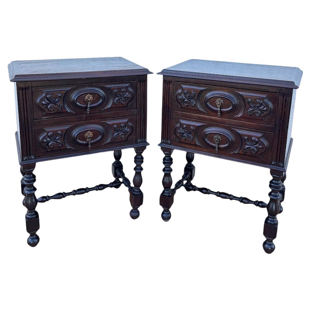 Paire de tables de chevet espagnoles sculptées, début du 20e siècle