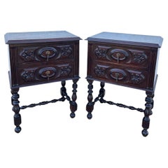 Paire de tables de chevet espagnoles sculptées, début du 20e siècle