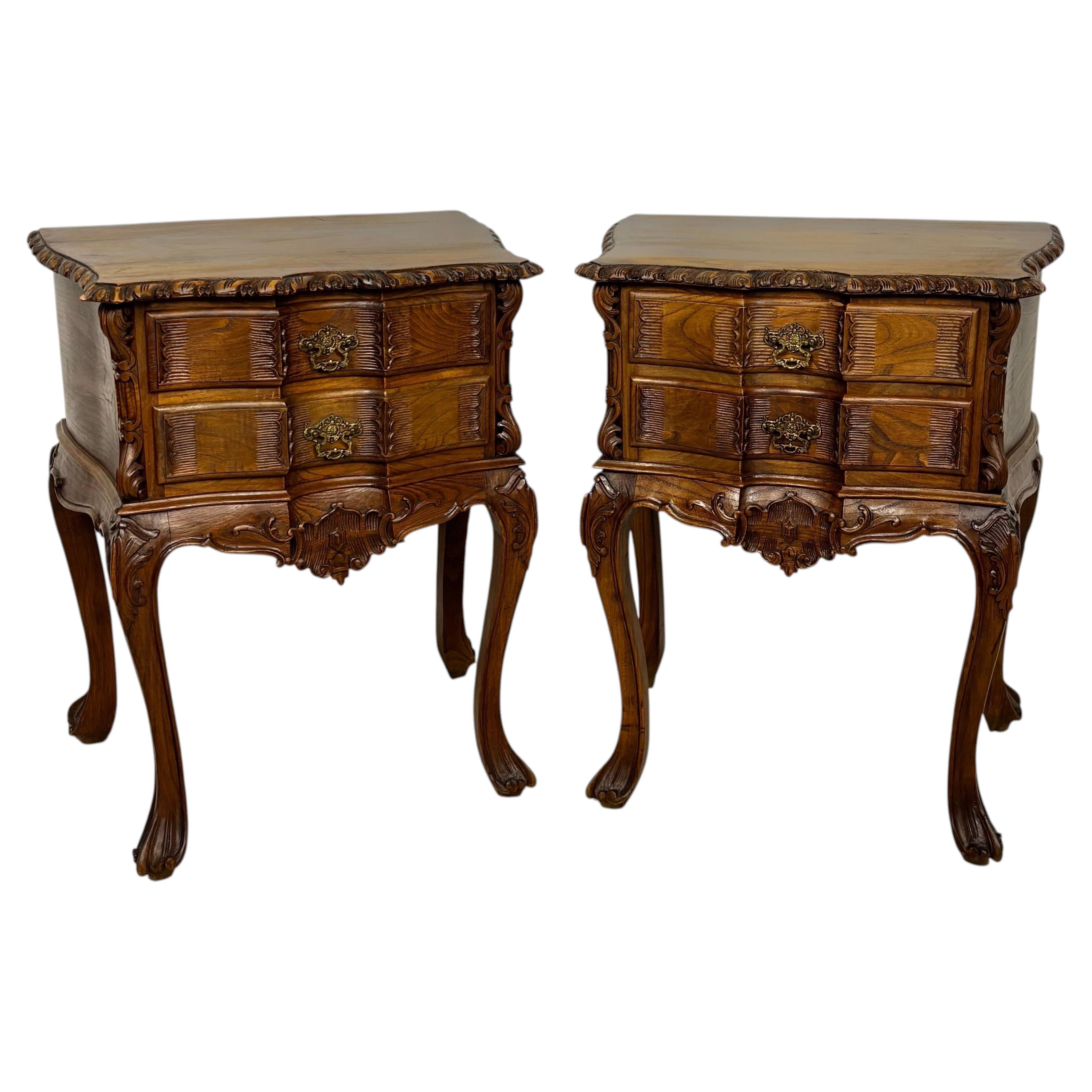 Coppia di comodini spagnoli intagliati in stile Luigi XV in Oak, XX secolo