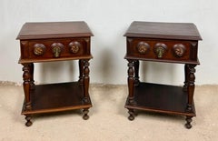 Paire de tables de chevet espagnoles en bois sculpté, XXe siècle