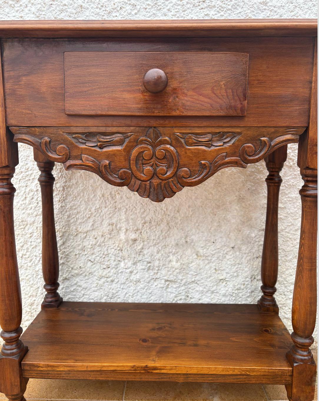 Pair of Spanish Castilian Style Carved Wooden Nightstands, Mid-20th Century en venta 2