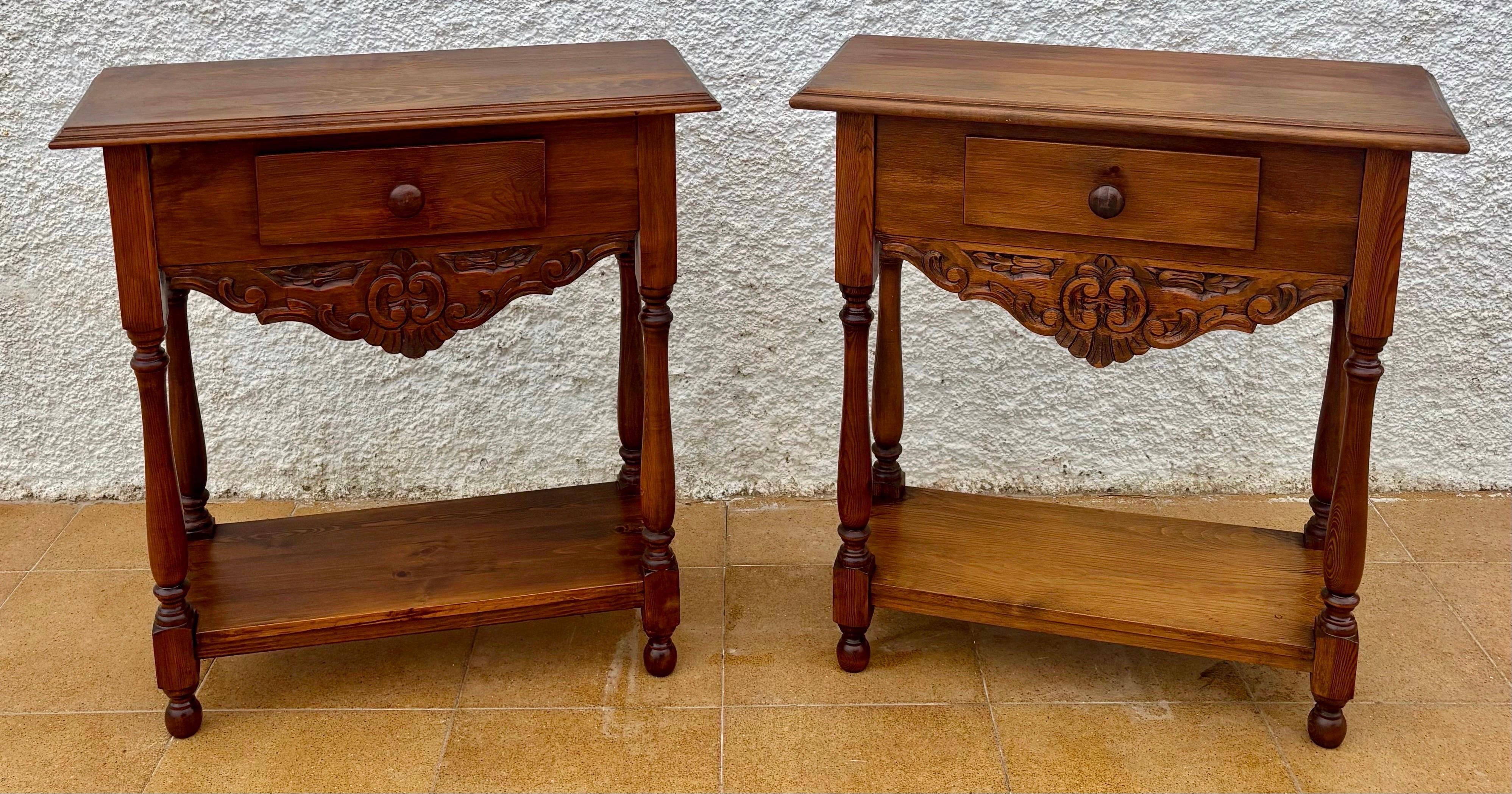 Pair of Spanish Castilian Style Carved Wooden Nightstands, Mid-20th Century Provincial francés en venta
