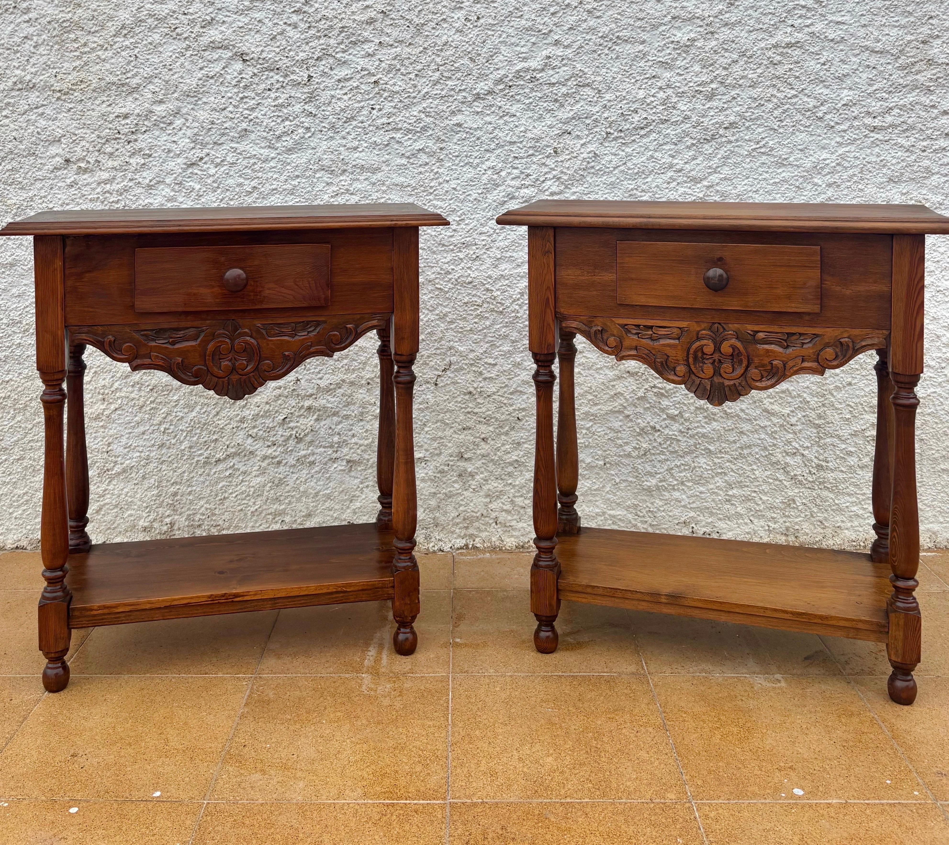 Pair of Spanish Castilian Style Carved Wooden Nightstands, Mid-20th Century Español en venta