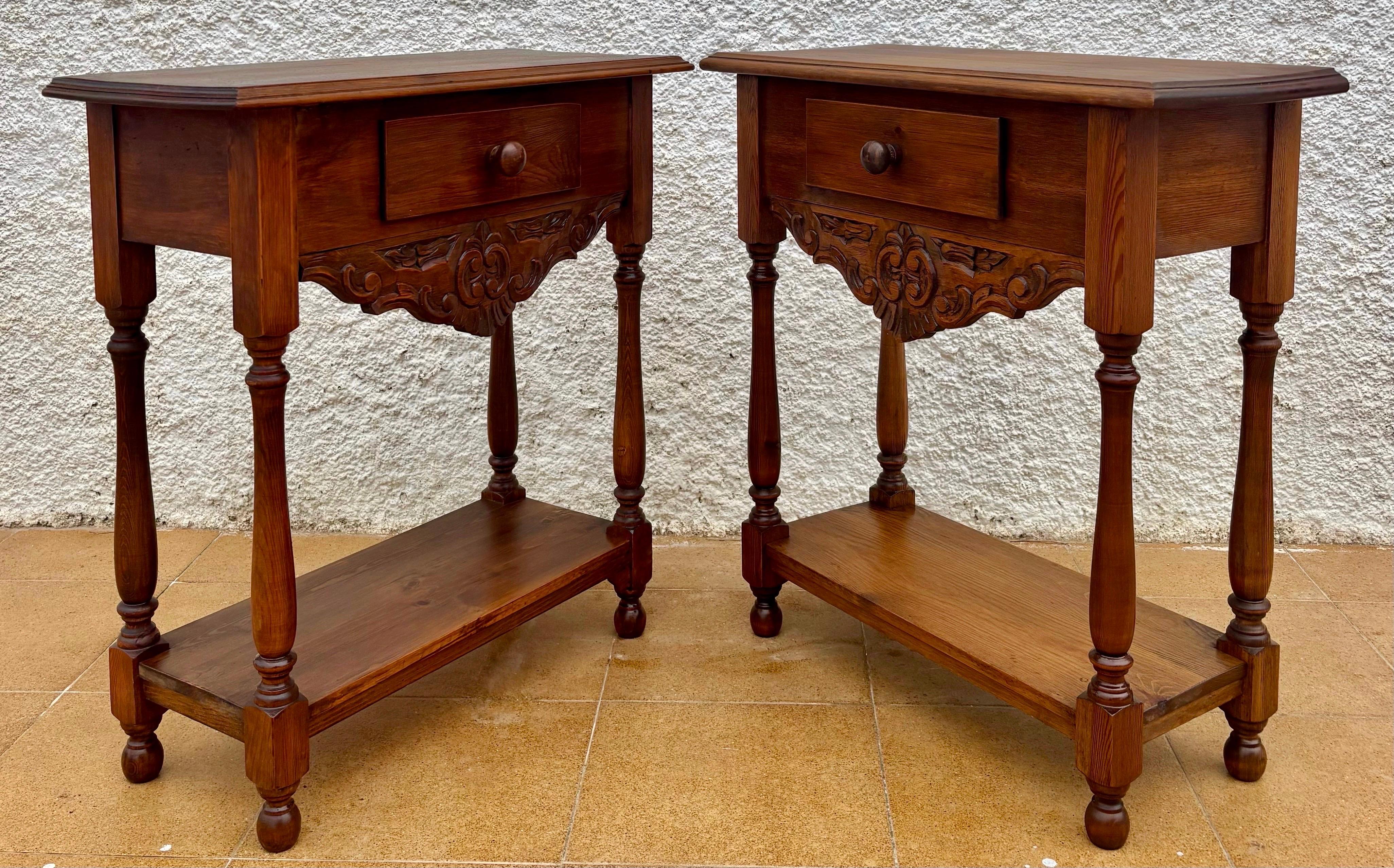 Pair of Spanish Castilian Style Carved Wooden Nightstands, Mid-20th Century Tallado a mano en venta