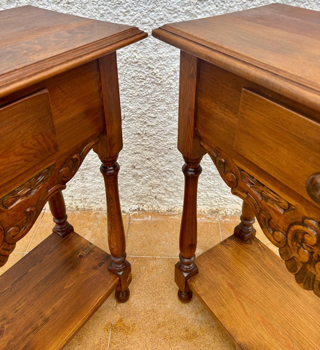 Pair of Spanish Castilian Style Carved Wooden Nightstands, Mid-20th Century en Bueno estado para la venta en BÉTERA, ES