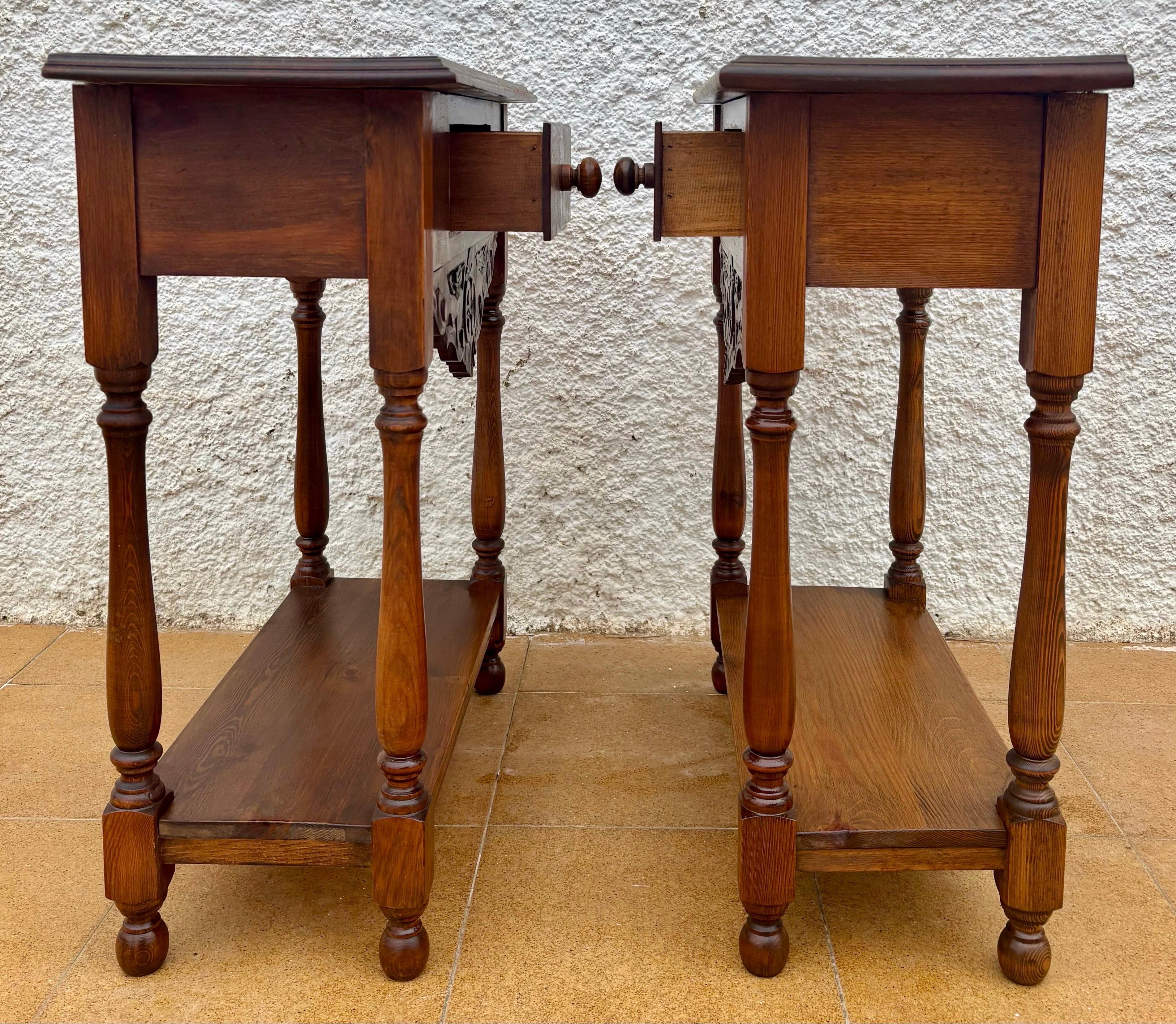 Pair of Spanish Castilian Style Carved Wooden Nightstands, Mid-20th Century siglo XX en venta