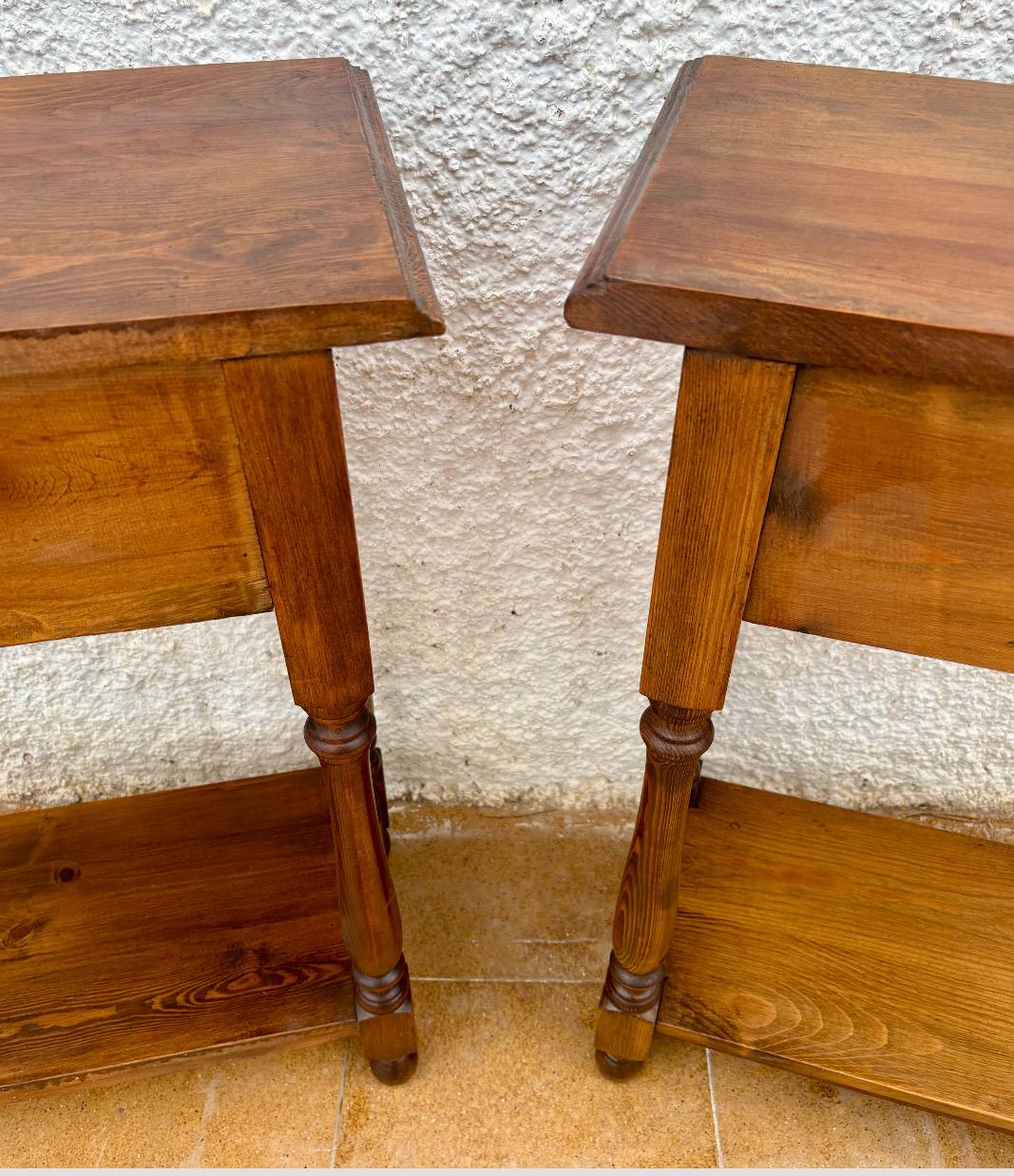 Pair of Spanish Castilian Style Carved Wooden Nightstands, Mid-20th Century Madera dura en venta