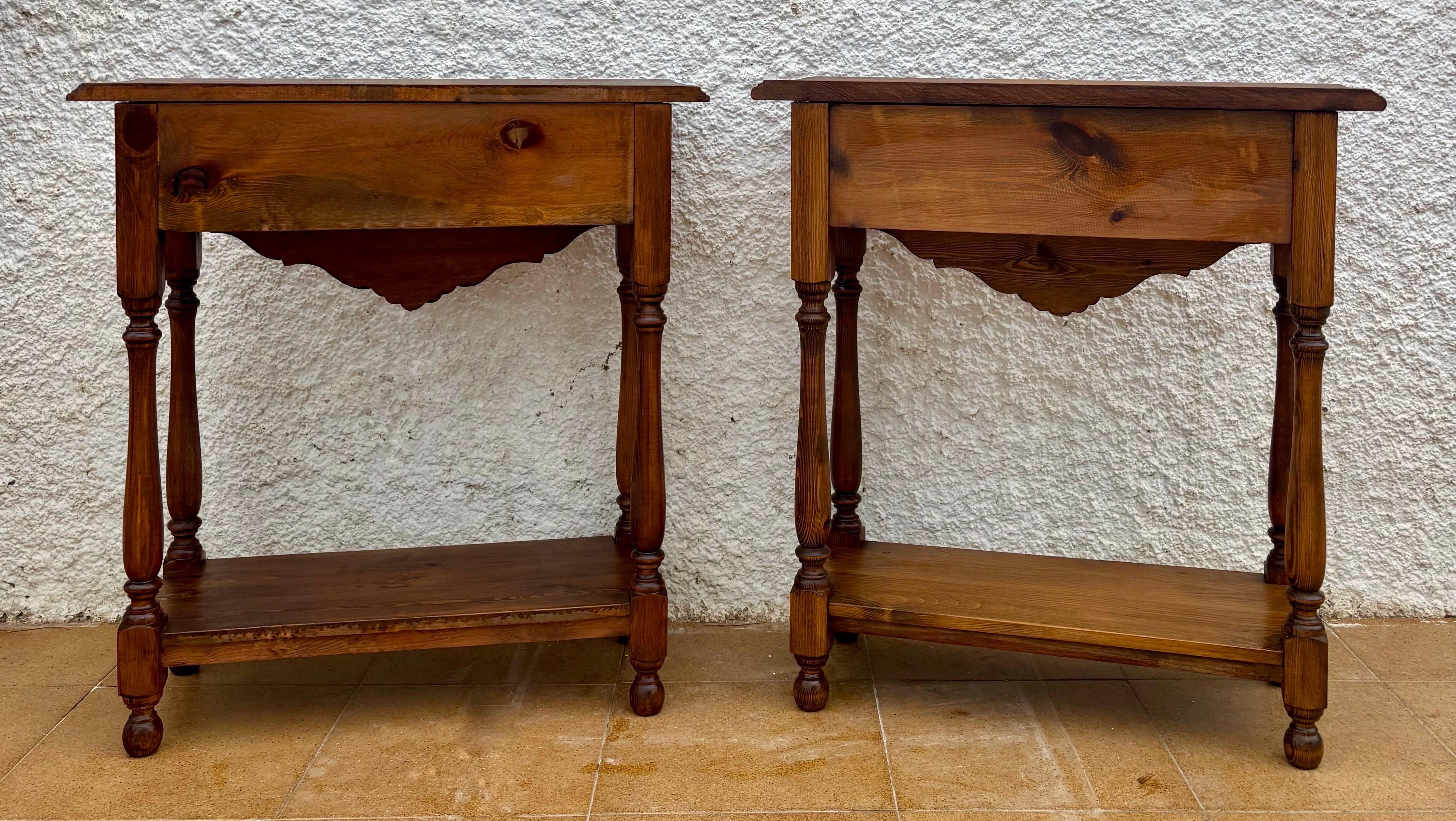 Pair of Spanish Castilian Style Carved Wooden Nightstands, Mid-20th Century en venta 1