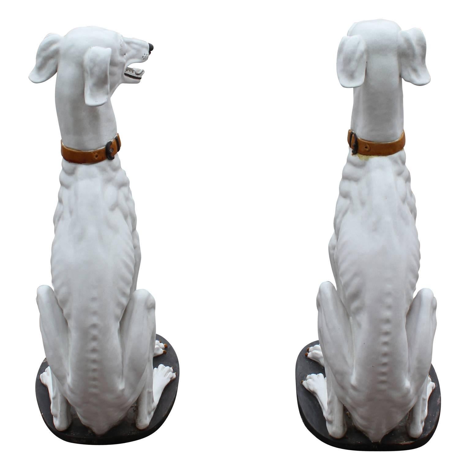 Paire de magnifiques statues de chiens lévriers en céramique blanche fabriquées en Espagne. Absolument unique et magnifique. Il convient parfaitement à tout espace à la recherche d'une touche haut de gamme.