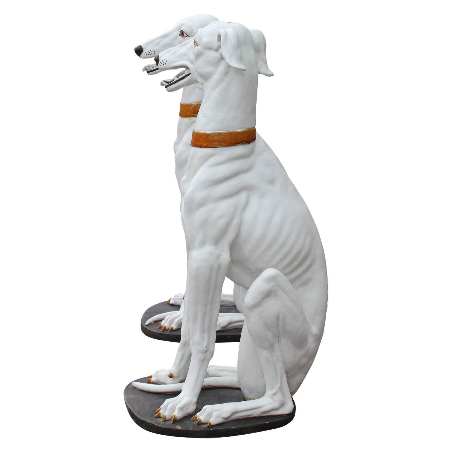 Hollywood Regency Paire de statues de chiens lévriers blancs en céramique espagnole