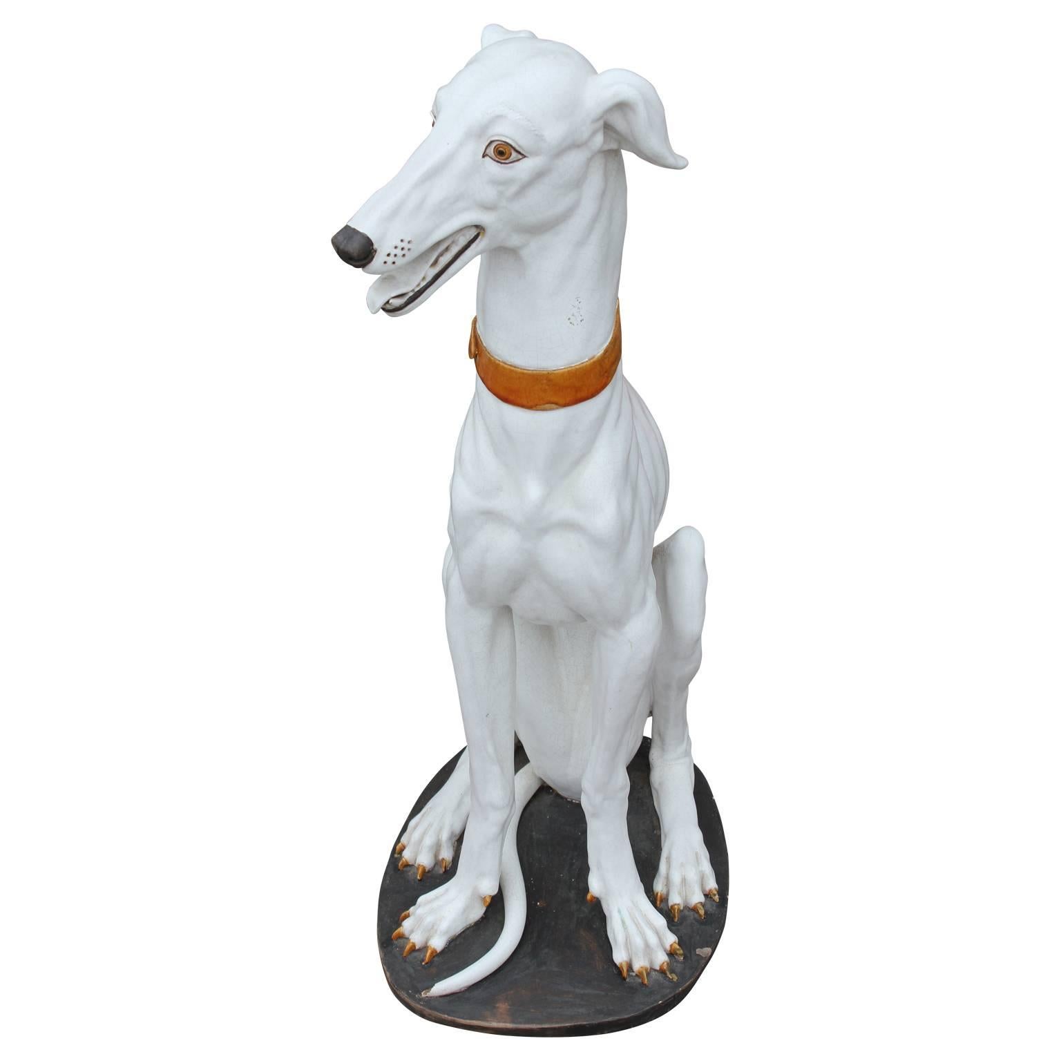 Espagnol Paire de statues de chiens lévriers blancs en céramique espagnole