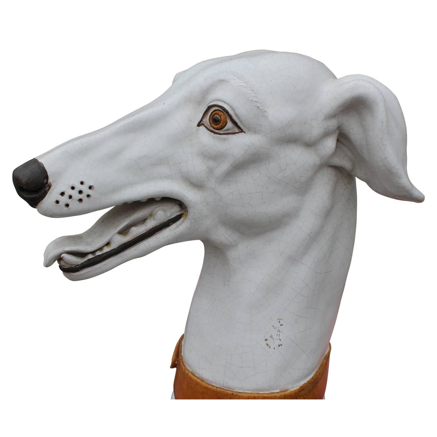 Paire de statues de chiens lévriers blancs en céramique espagnole Excellent état à Houston, TX