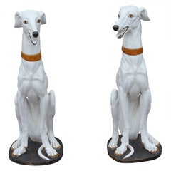 Paire de statues de chiens lévriers blancs en céramique espagnole