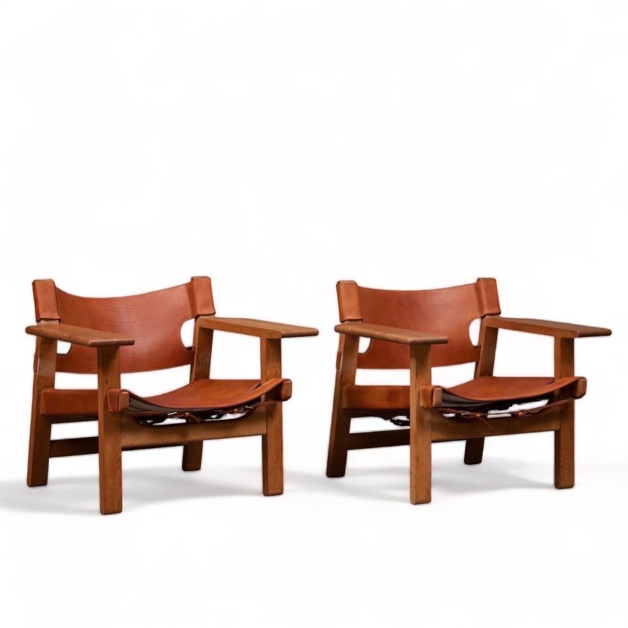 Børge Mogensen for Fredericia Stolefabrik, pair of 'Spanish Chairs,' oak, leather, brass, Denmark, design 1958

This well-known design by Børge Mogensen has a very strong appearance. The sincere construction and type of upholstery, give the chair a
