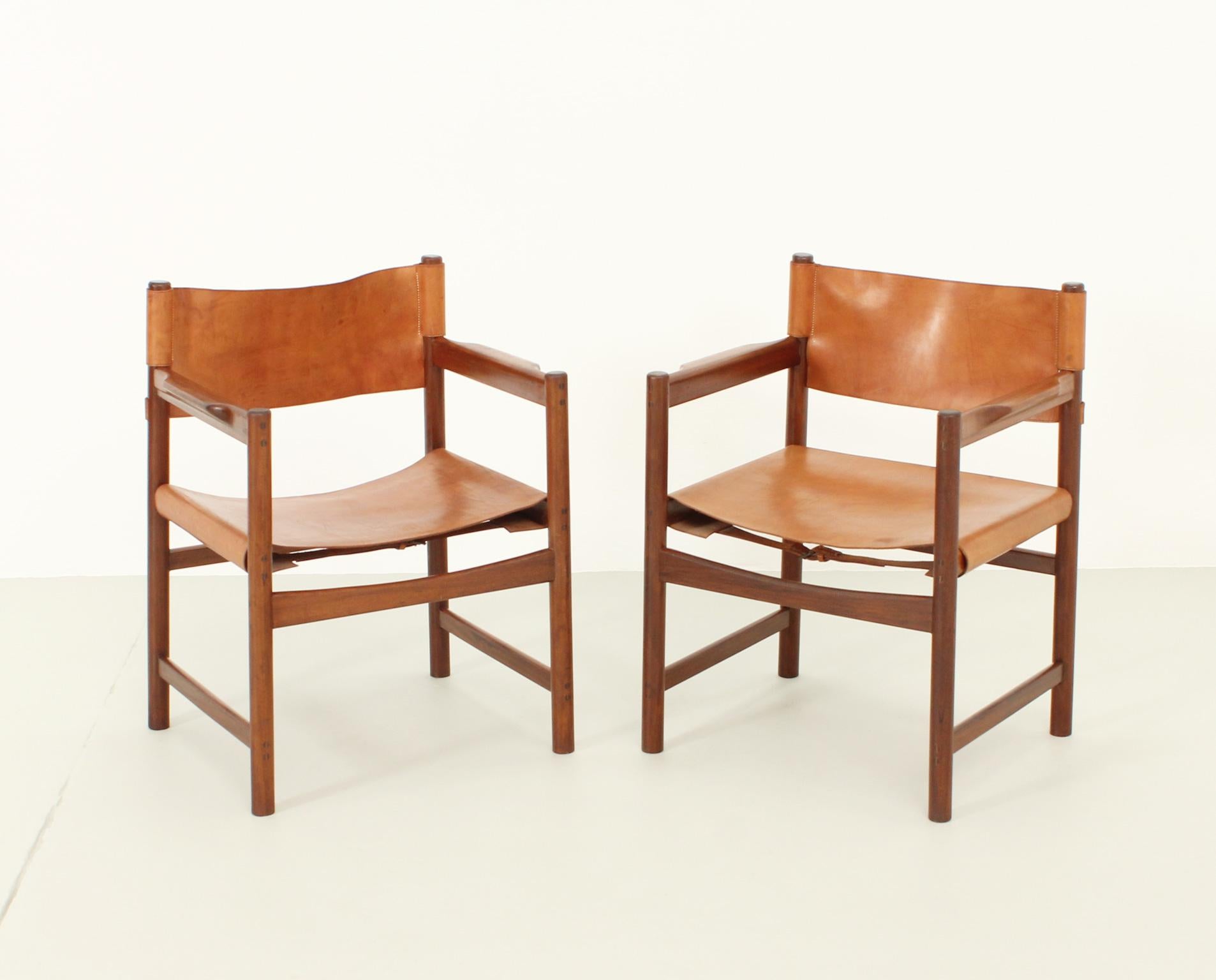 Pair of Spanish chairs by unknown designer in the manner of borge mogensen, Spain, 1960's. Mahogany wood structure and thick cognac leather.