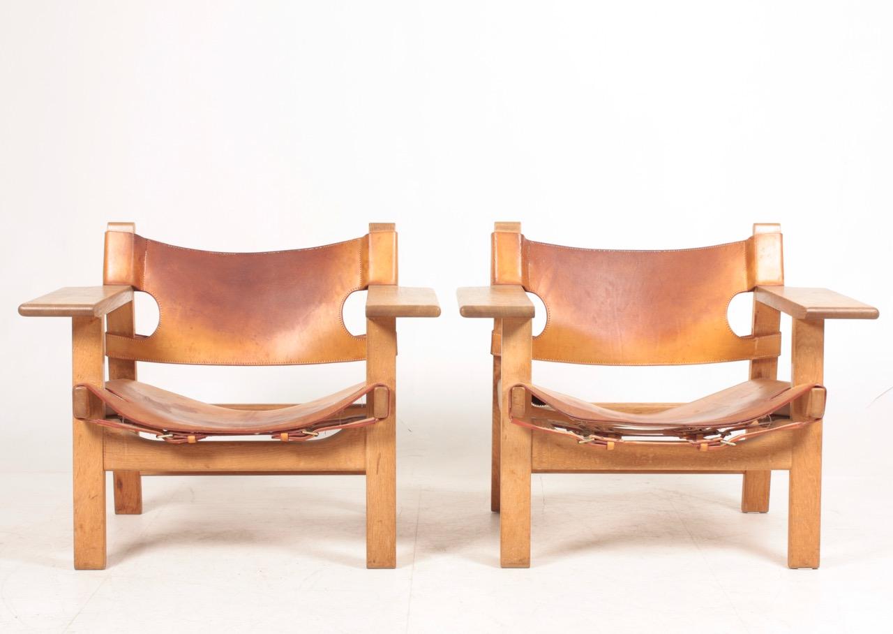 Pair of Spanish chairs in solid oak and patinated leather. Designed by MAA. Børge Mogensen for Fredericia Furniture. Made in Denmark. Great original condition.
