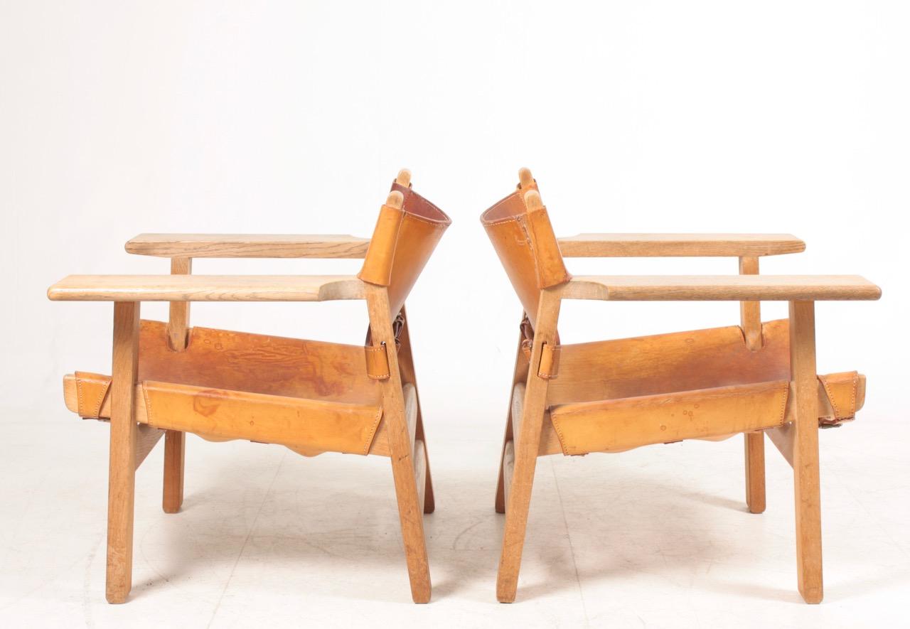 Mid-20th Century Pair of Spanish Chairs in Patinated Leather and Oak by Børge Mogensen, 1950s