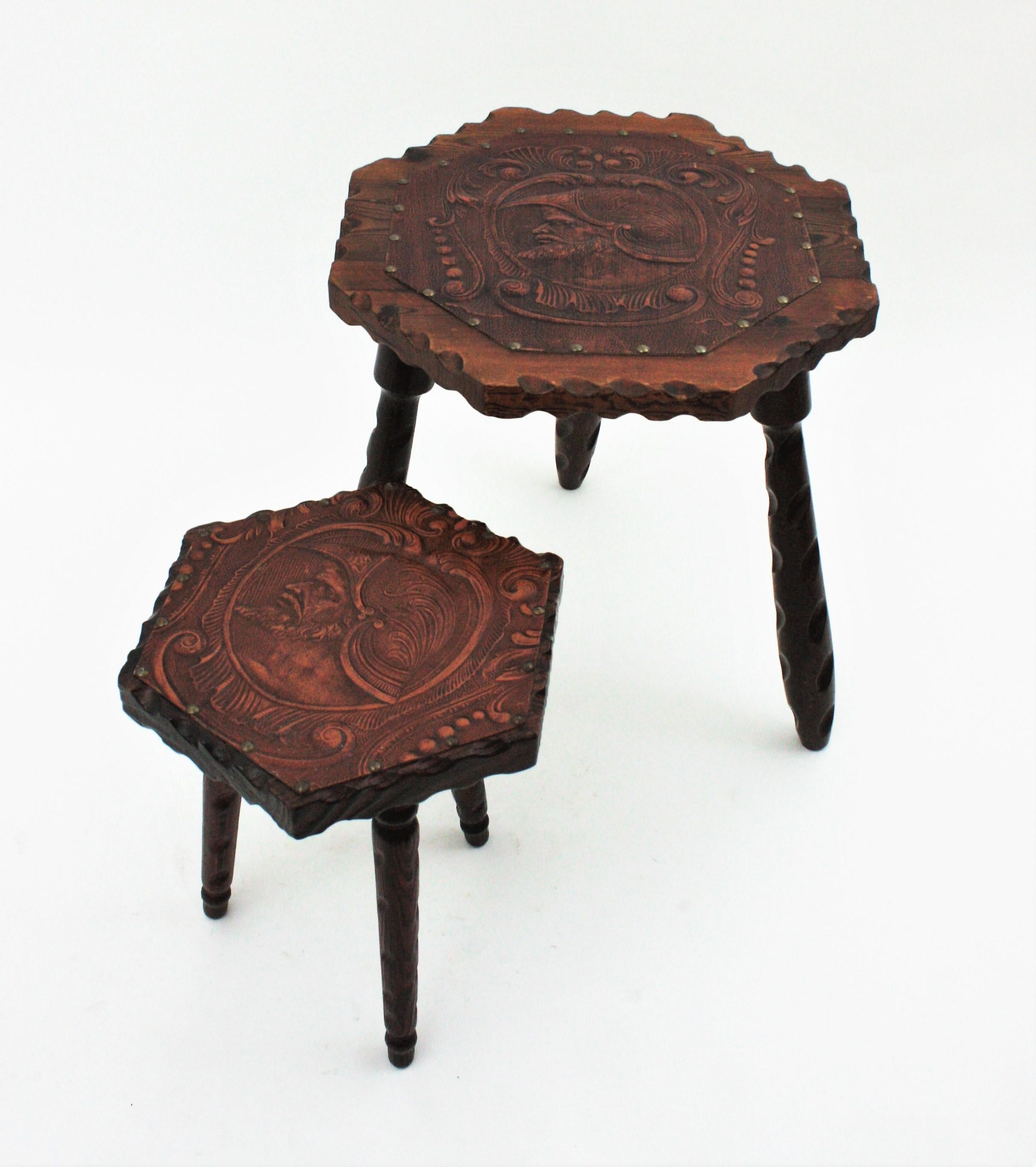 Pair of Spanish Colonial Hexagonal Side Tables, Carved Wood and Repousse Leather In Good Condition For Sale In Barcelona, ES