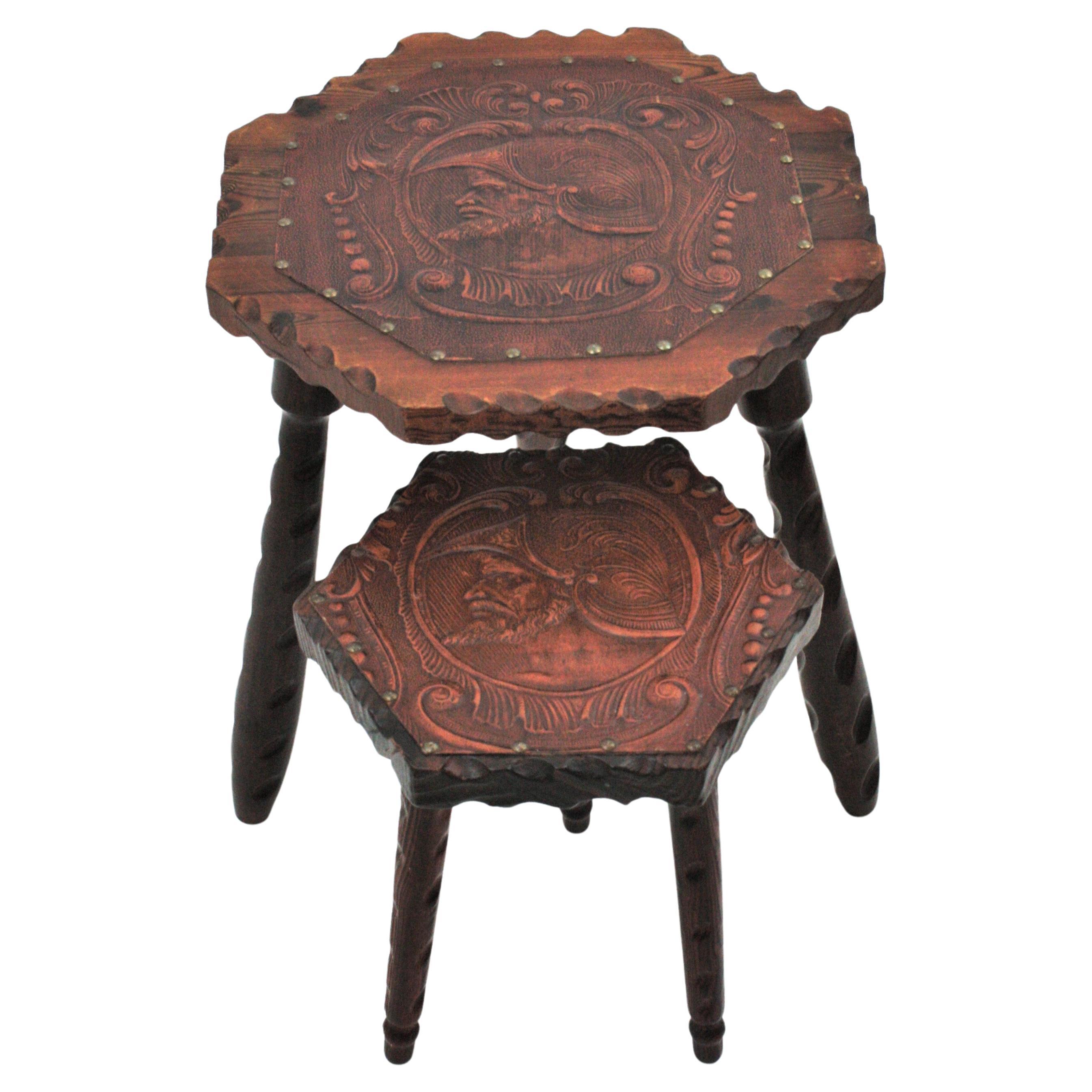 Paire de tables d'appoint hexagonales coloniales espagnoles, bois sculpté et cuir repoussé