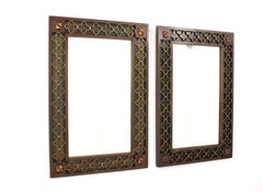 Paire de miroirs rectangulaires de style colonial espagnol, avec rosaces en fer doré et cadre vert