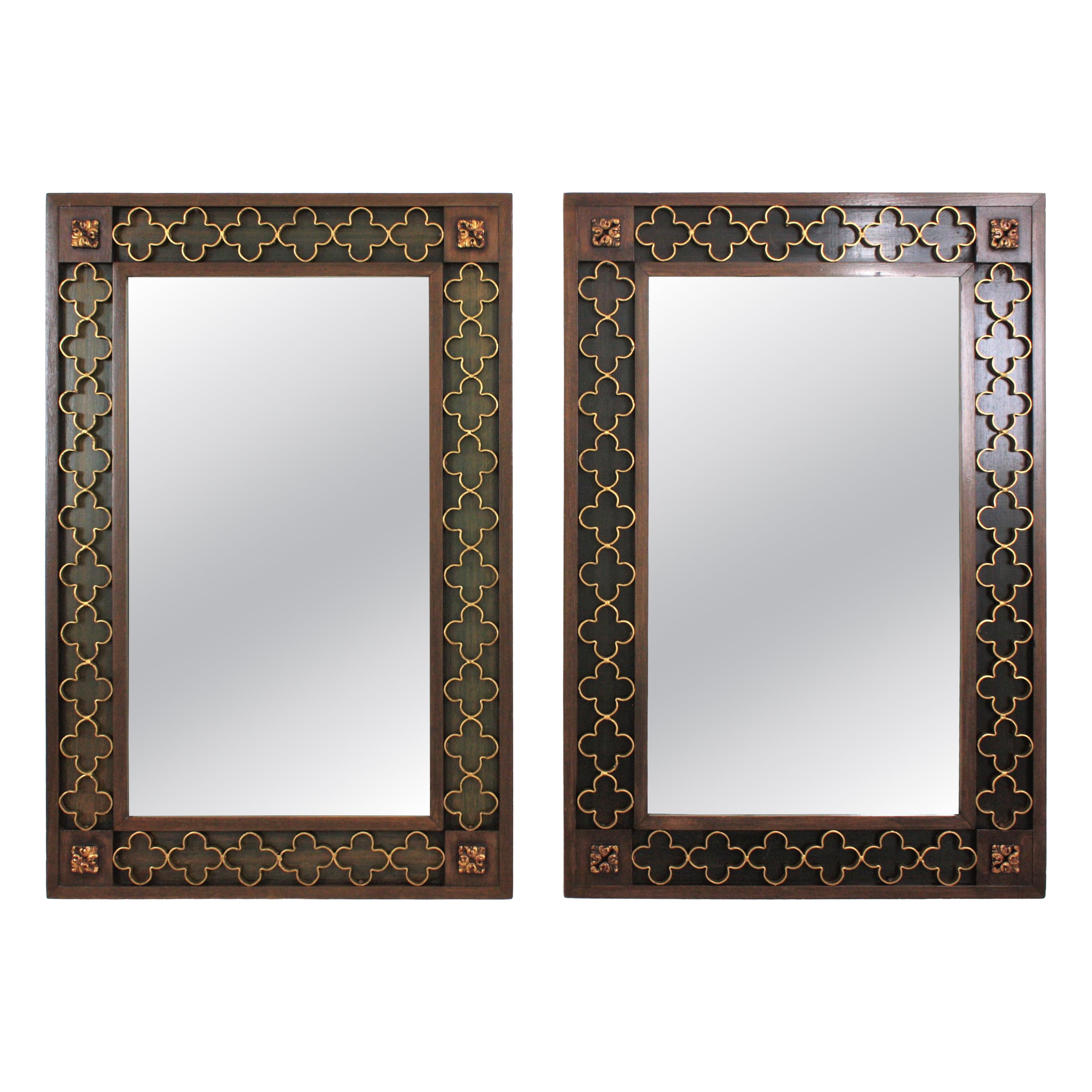 Paire de miroirs rectangulaires de style colonial espagnol, avec rosaces en fer doré et cadre vert