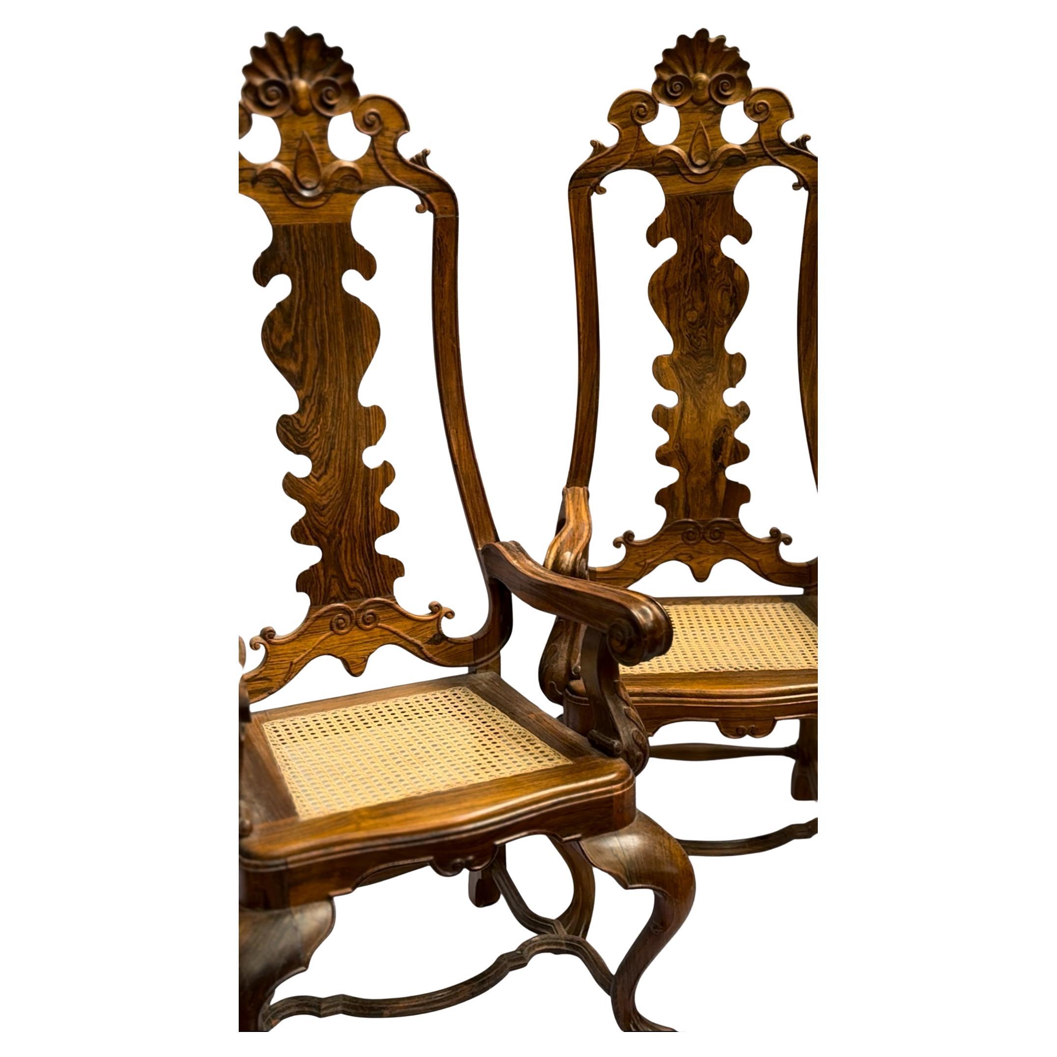 Paire de chaises à trône coloniales espagnoles, début du 20e siècle
Cette magnifique paire de chaises à trône Coloni, datant du début des années 1900, reflète la grandeur et l'autorité de l'artisanat colonial. D'une hauteur imposante de 1,53 mètre