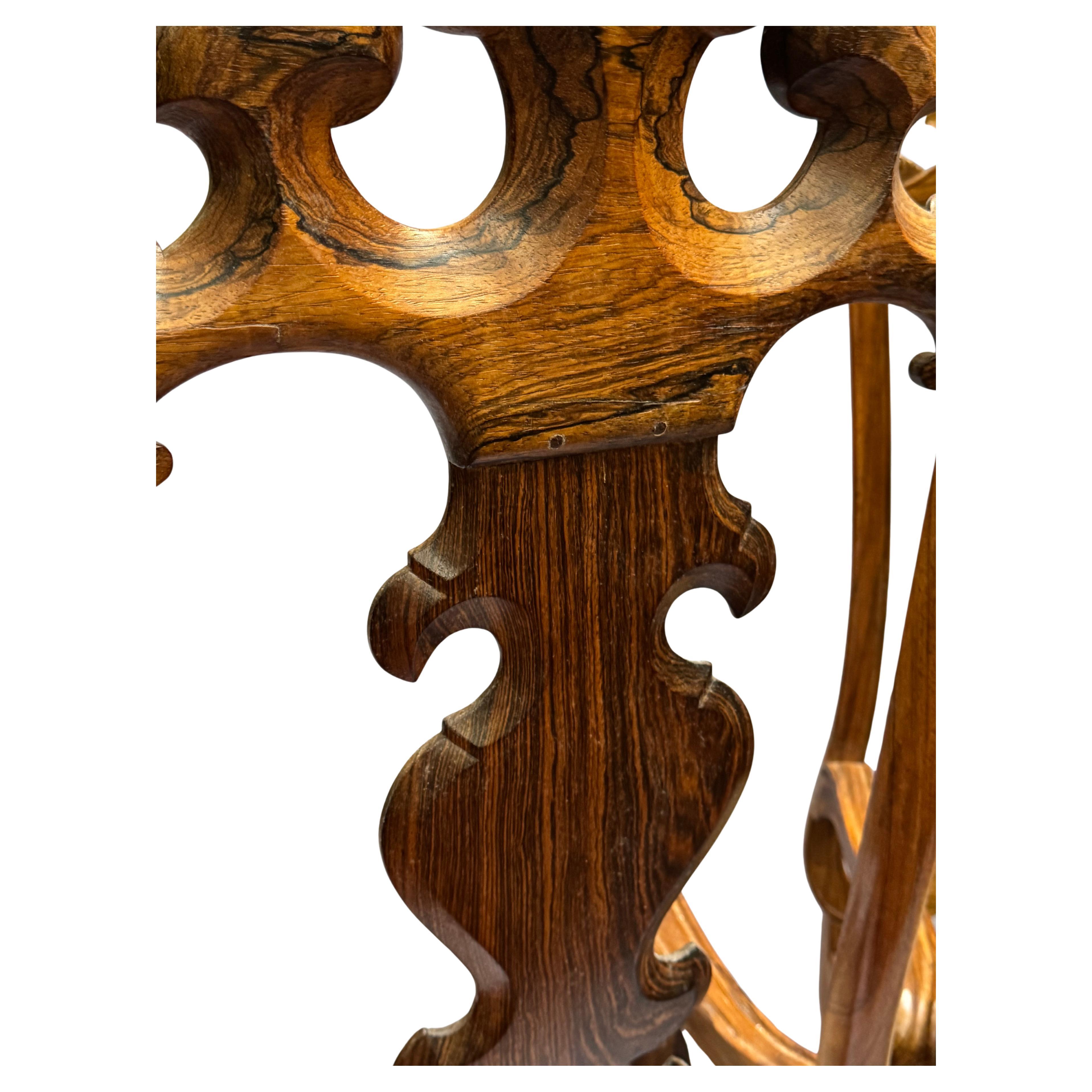 Colonial espagnol Paire de chaises à trône de style néo-colonial espagnol, début du 20e siècle en vente