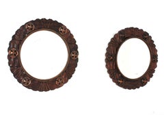 Paar runde Wandspiegel aus der spanischen Kolonialzeit aus geschnitztem Holz und Kupferblumen