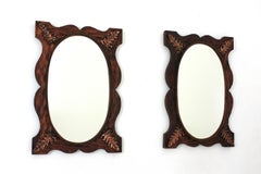 Paar spanische Kolonialspiegel mit geschnitztem Holz und kupferfarbenen Metallblättern