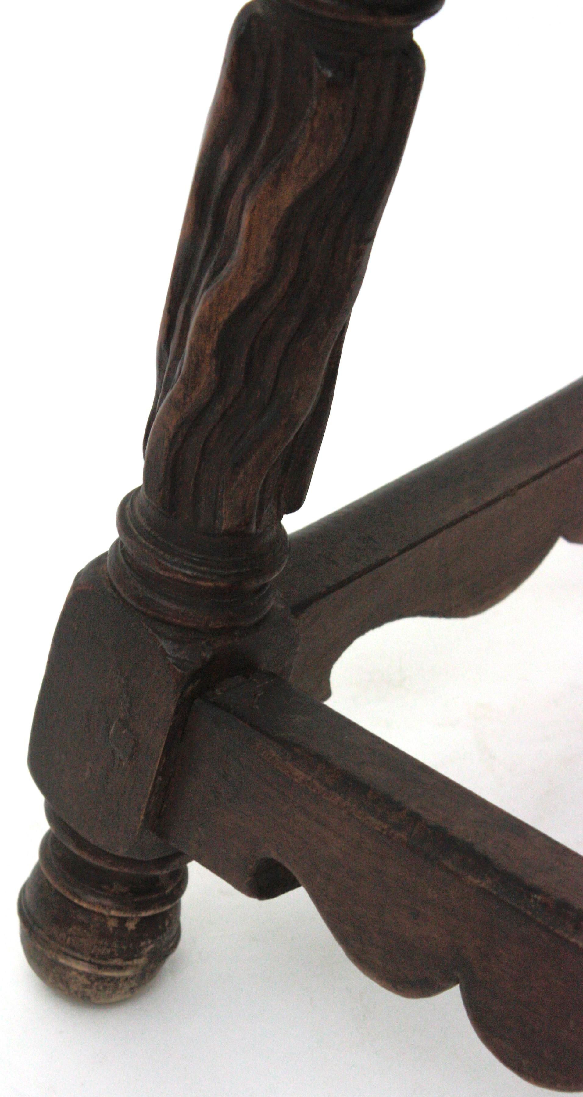 Paire de tables d'appoint/tabourets coloniales espagnoles en bois sculpté  en vente 9